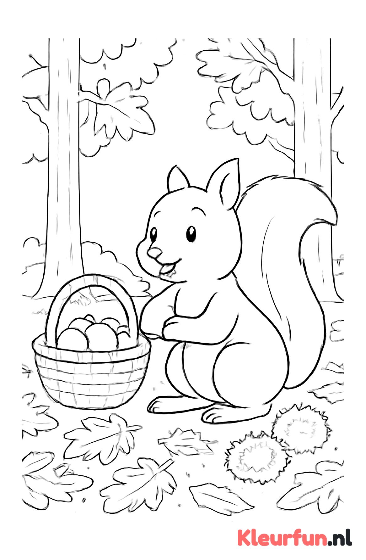 Eekhoorn met kastanjes in het herfstbos