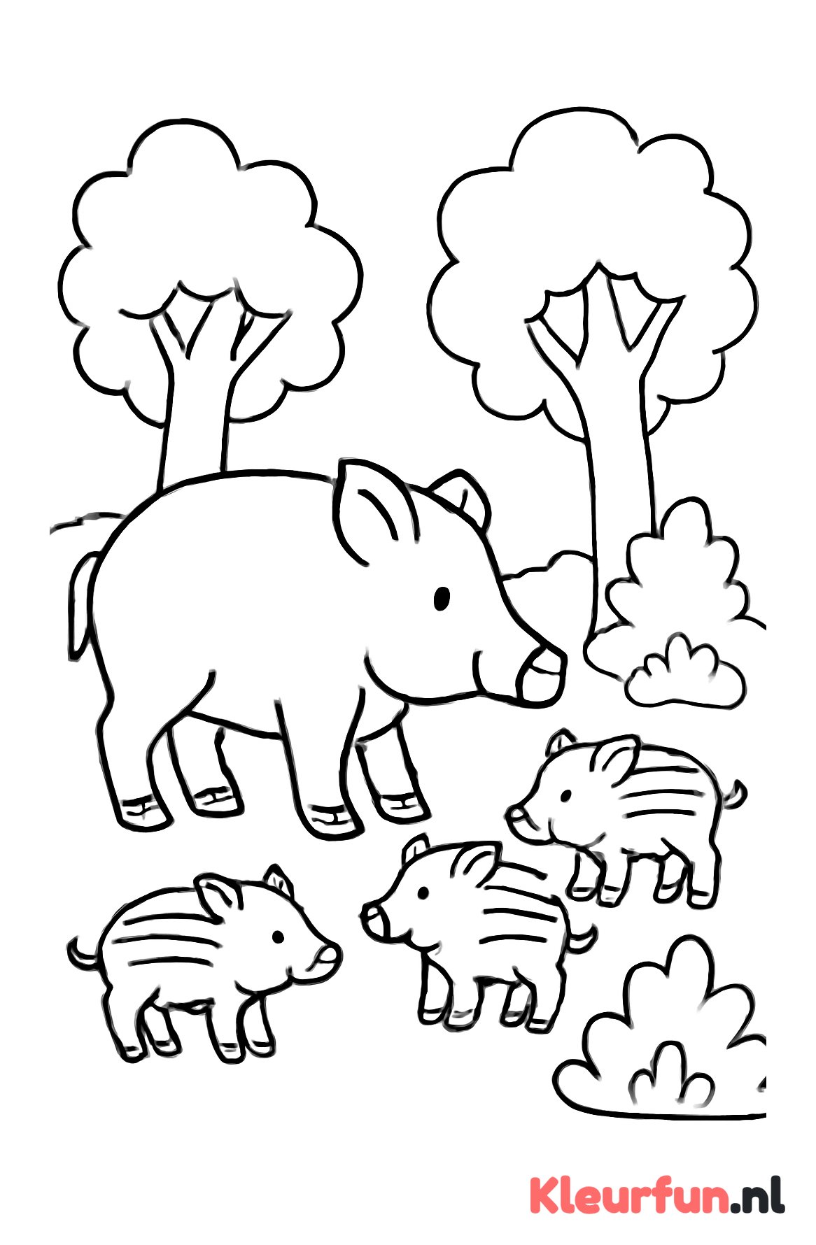 Everzwijn met biggetjes in het bos