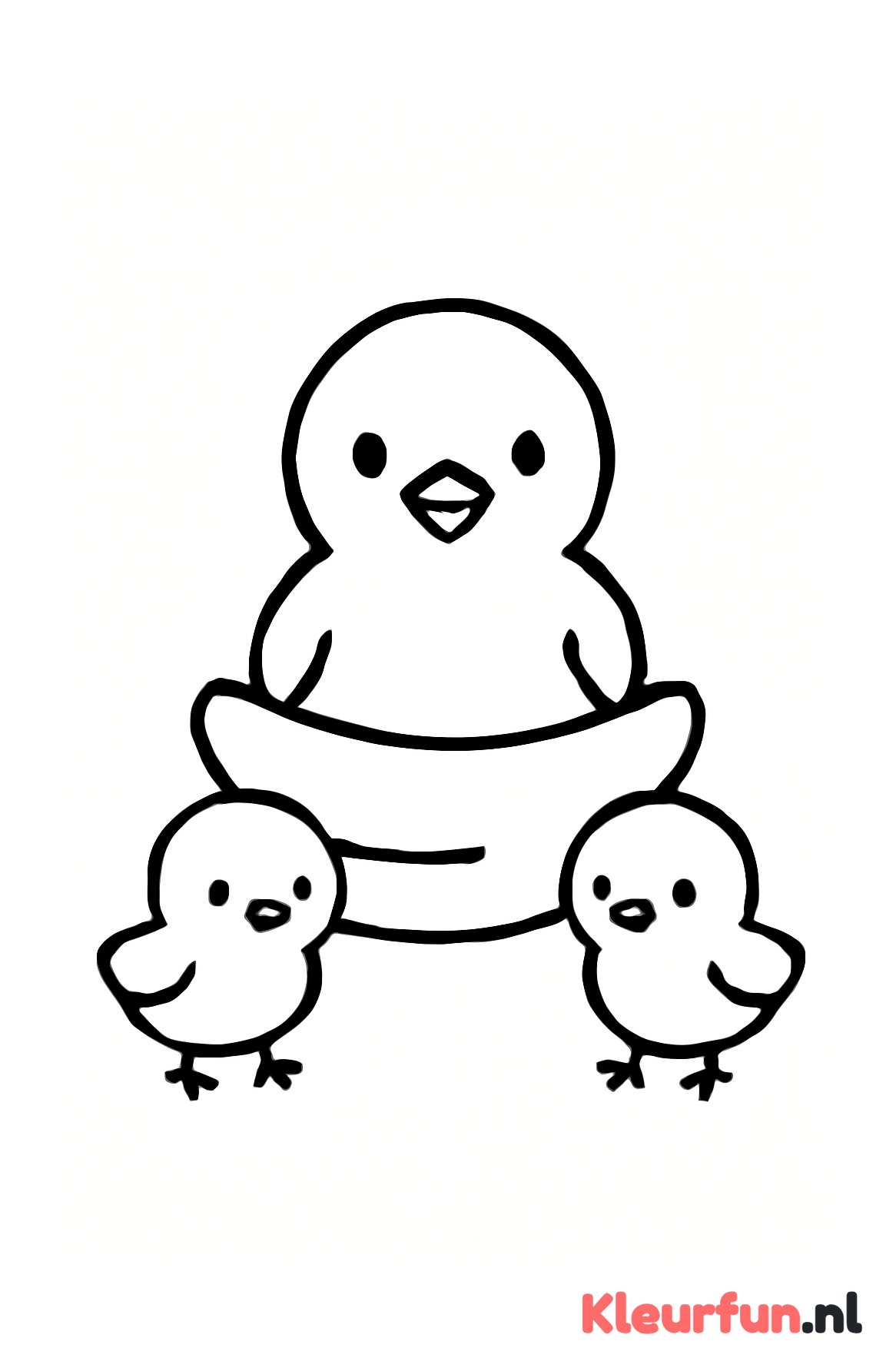 Kuiken in eenvoudig nest met kuikentjes