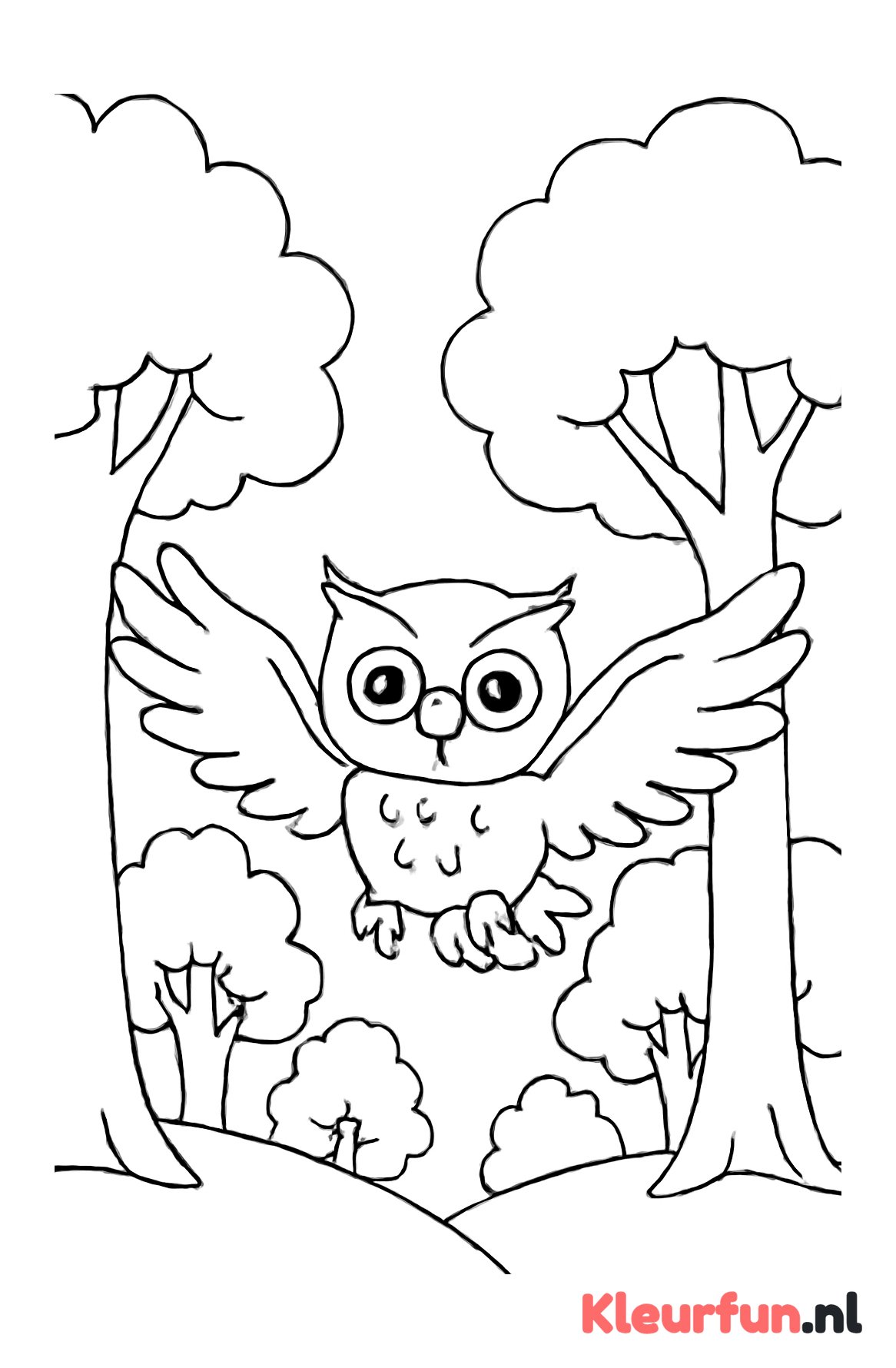Vliegende uil tussen bomen