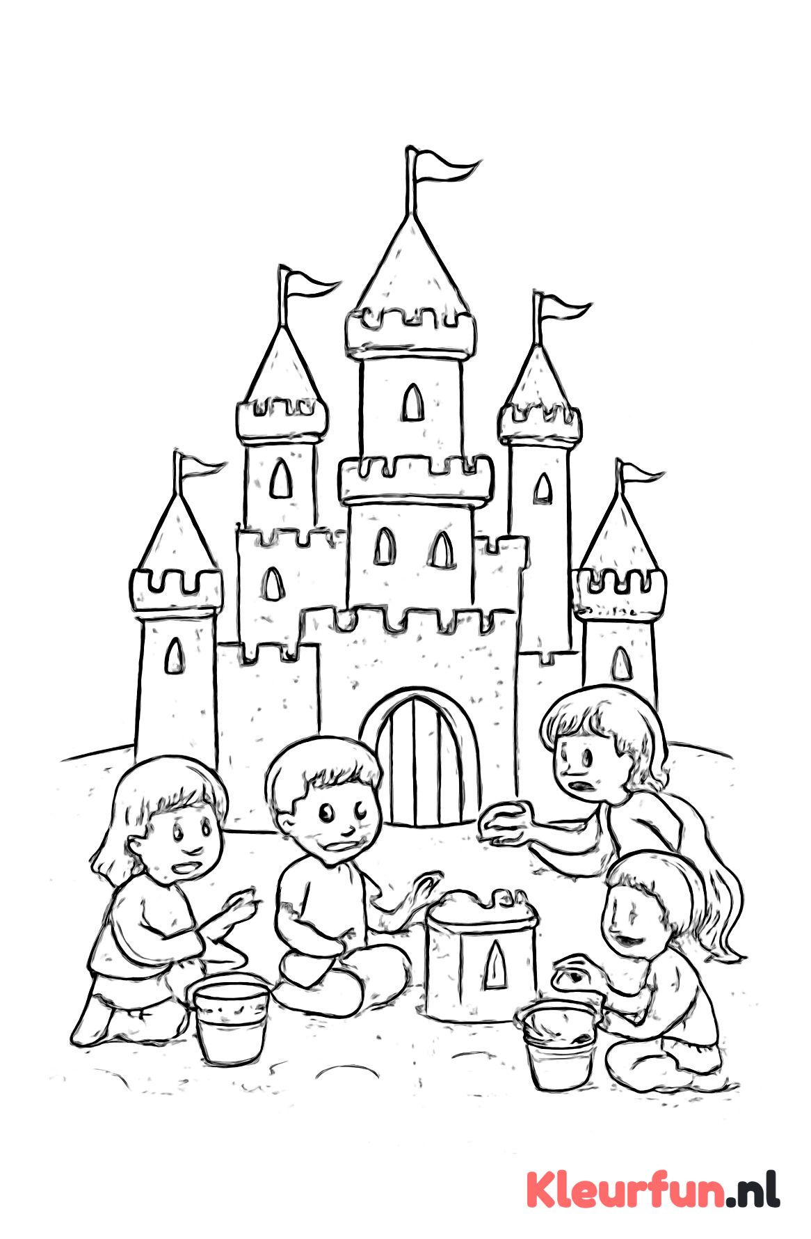 Groot zandkasteel met spelende kinderen