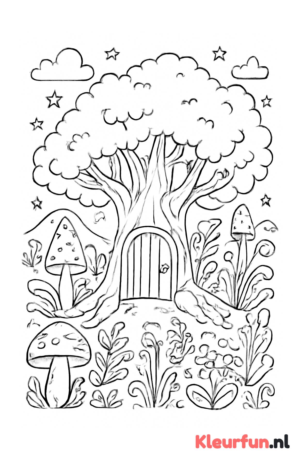 Magisch bos met oude boom en deur