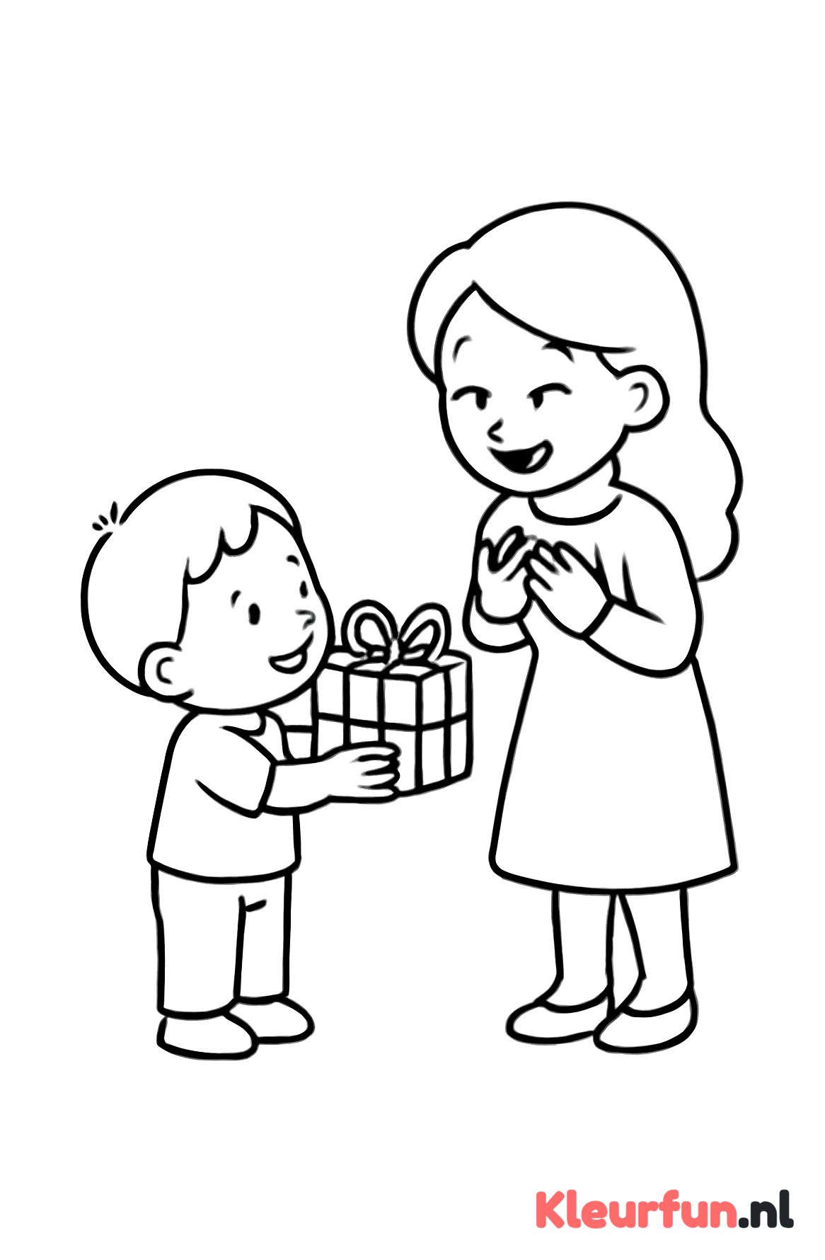 Kind geeft cadeau aan mama