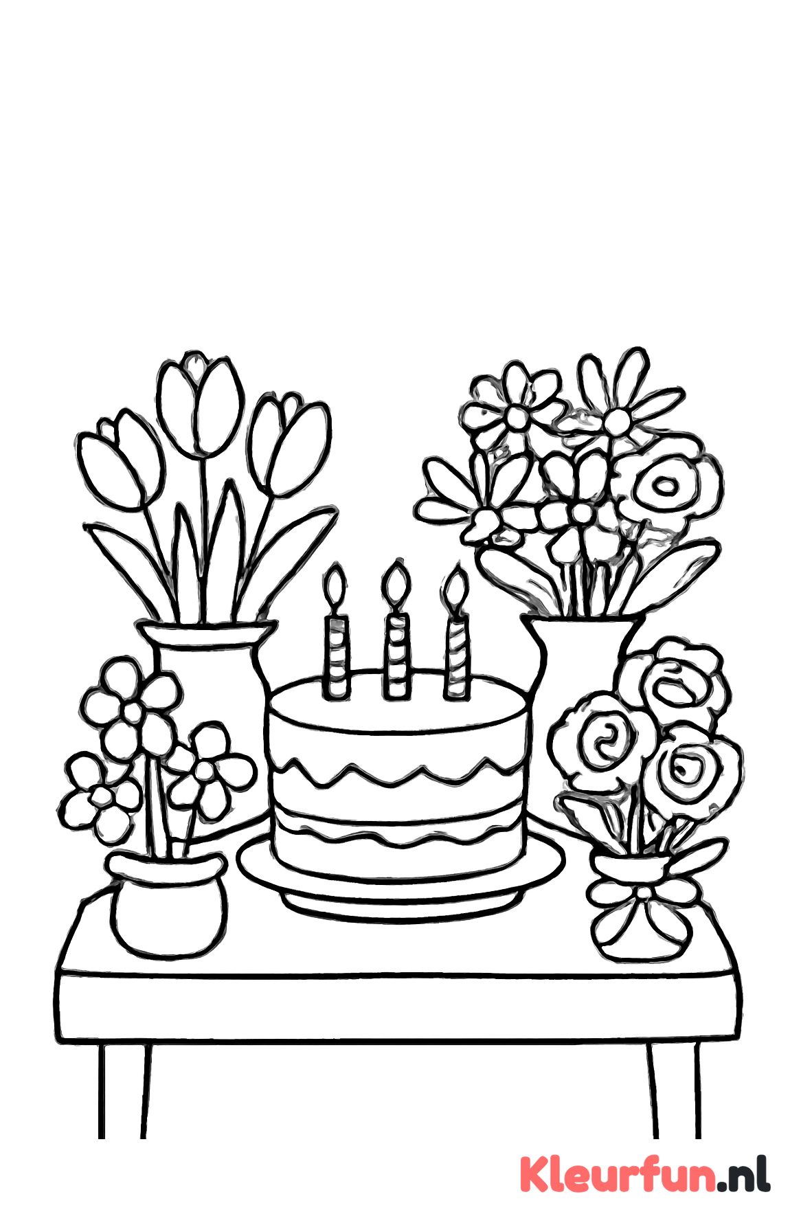Feestelijke tafel met bloemen en taart