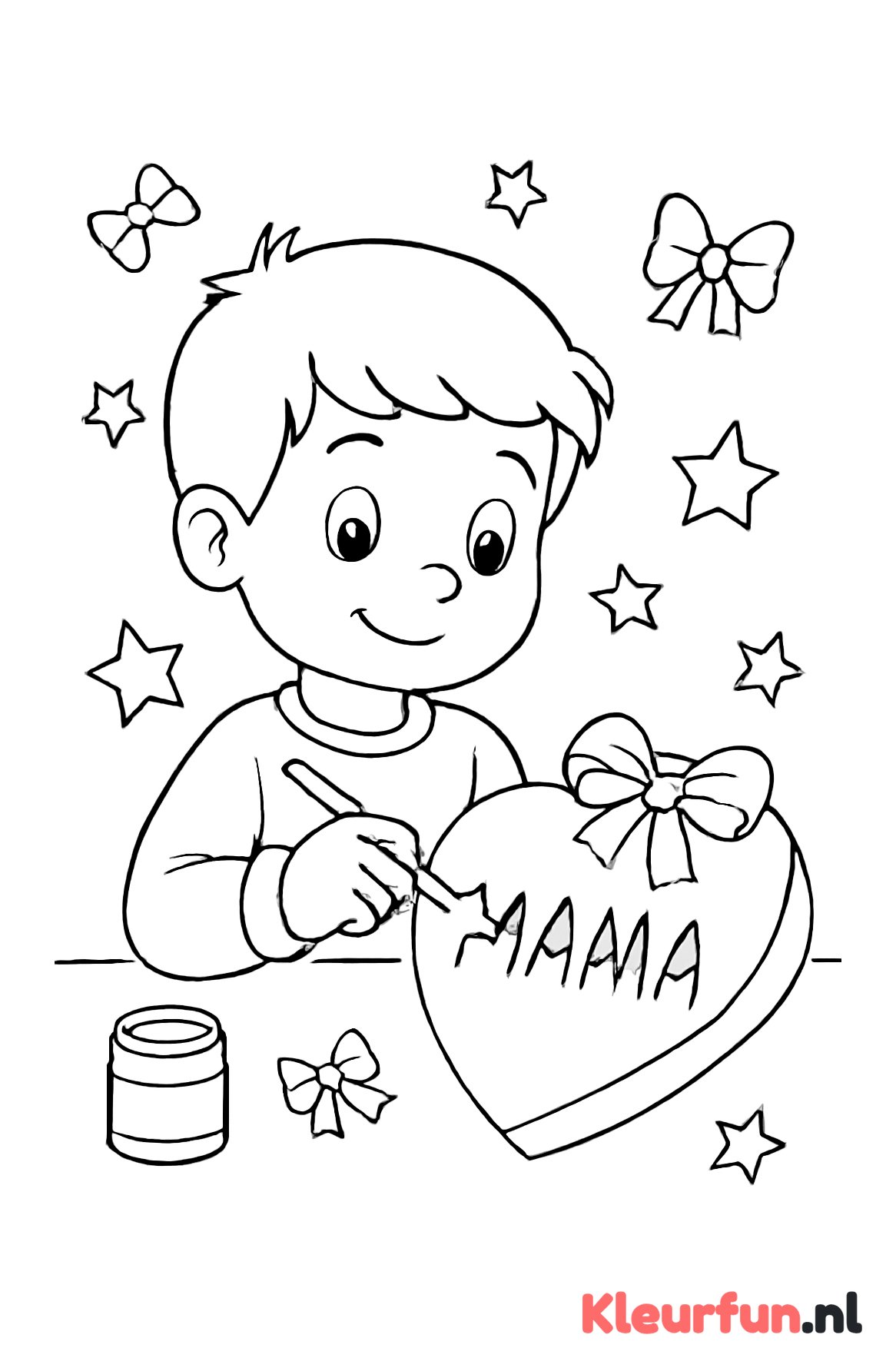 Kind met hartvormig cadeau voor mama