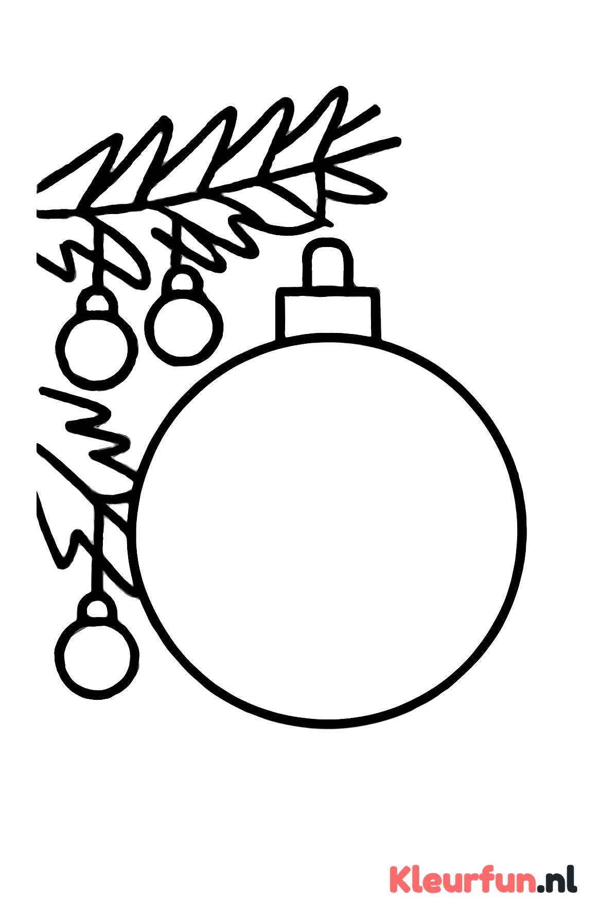 Kerstbal naast een kerstboomtak met kleine kerstballen