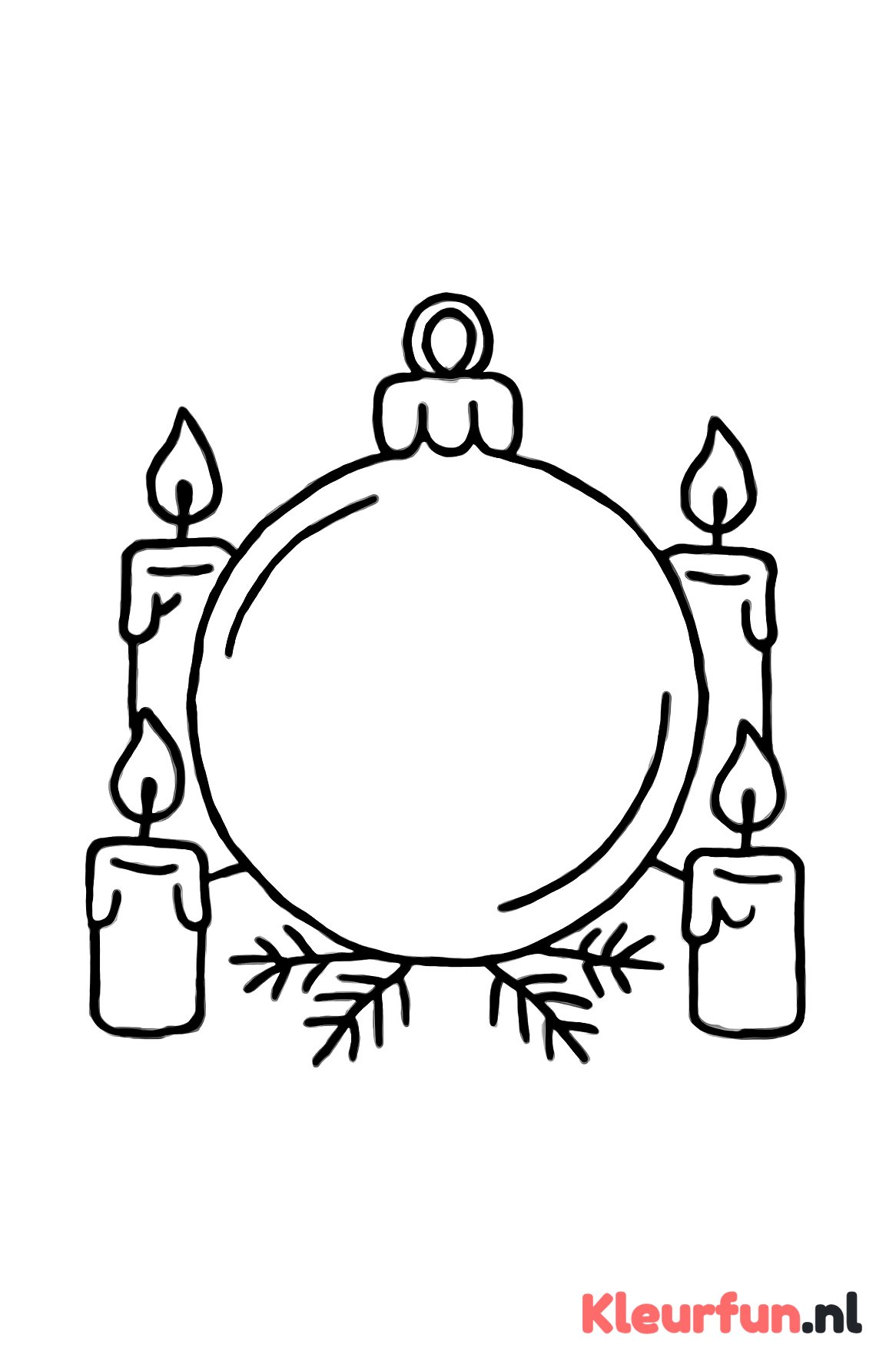 Kerstbal omgeven door kaarsen