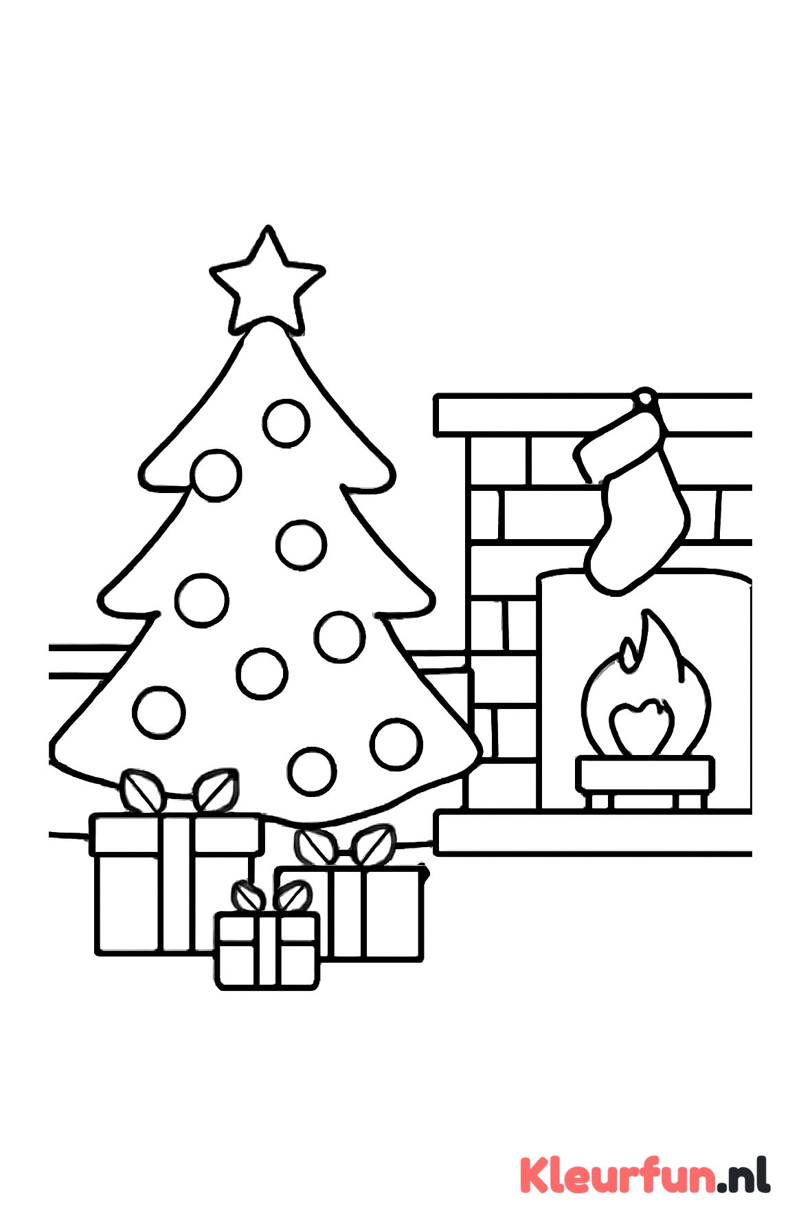 Kerstboom in kamer met open haard