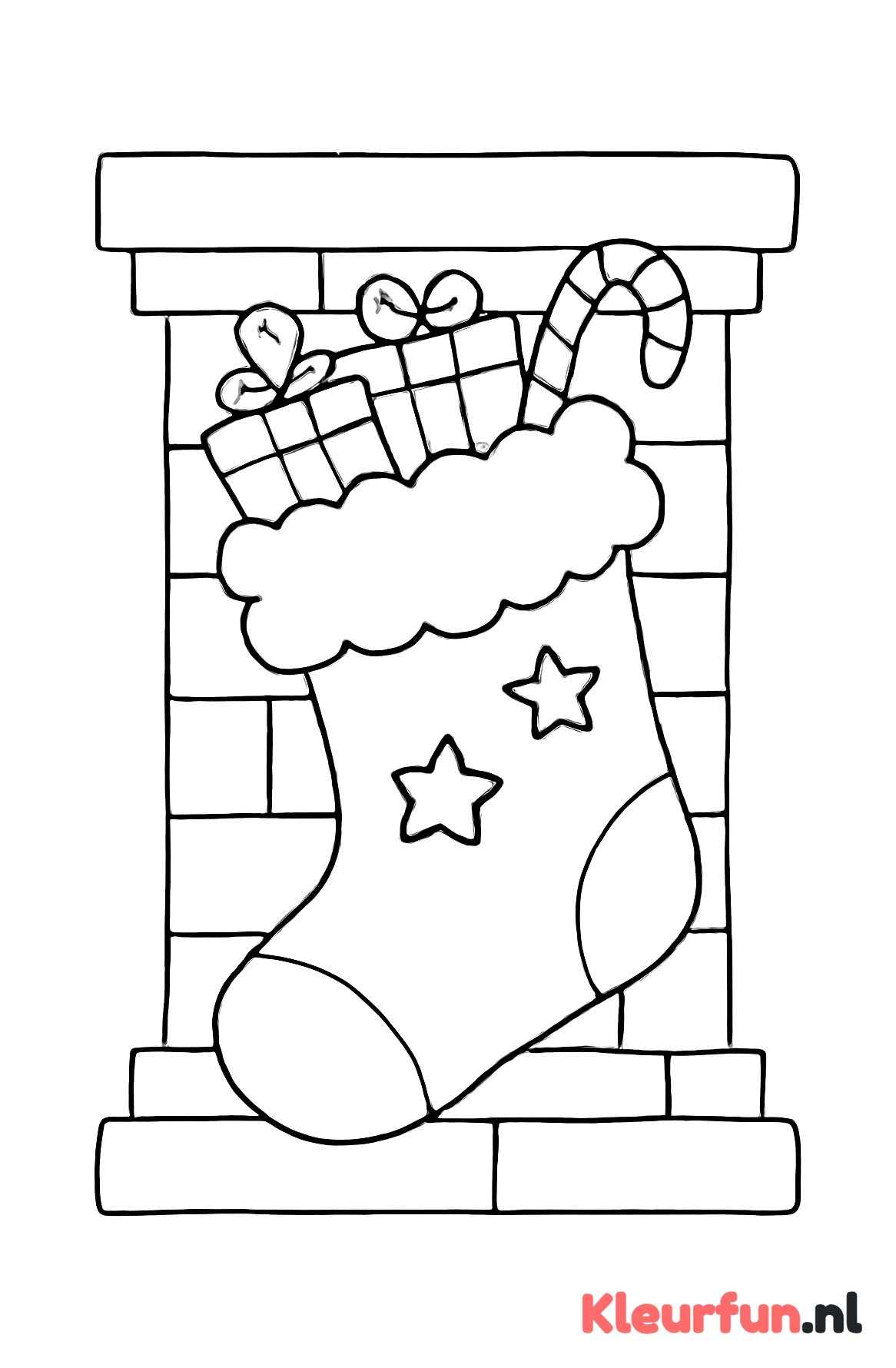 Kerstsok aan de haard met cadeaus