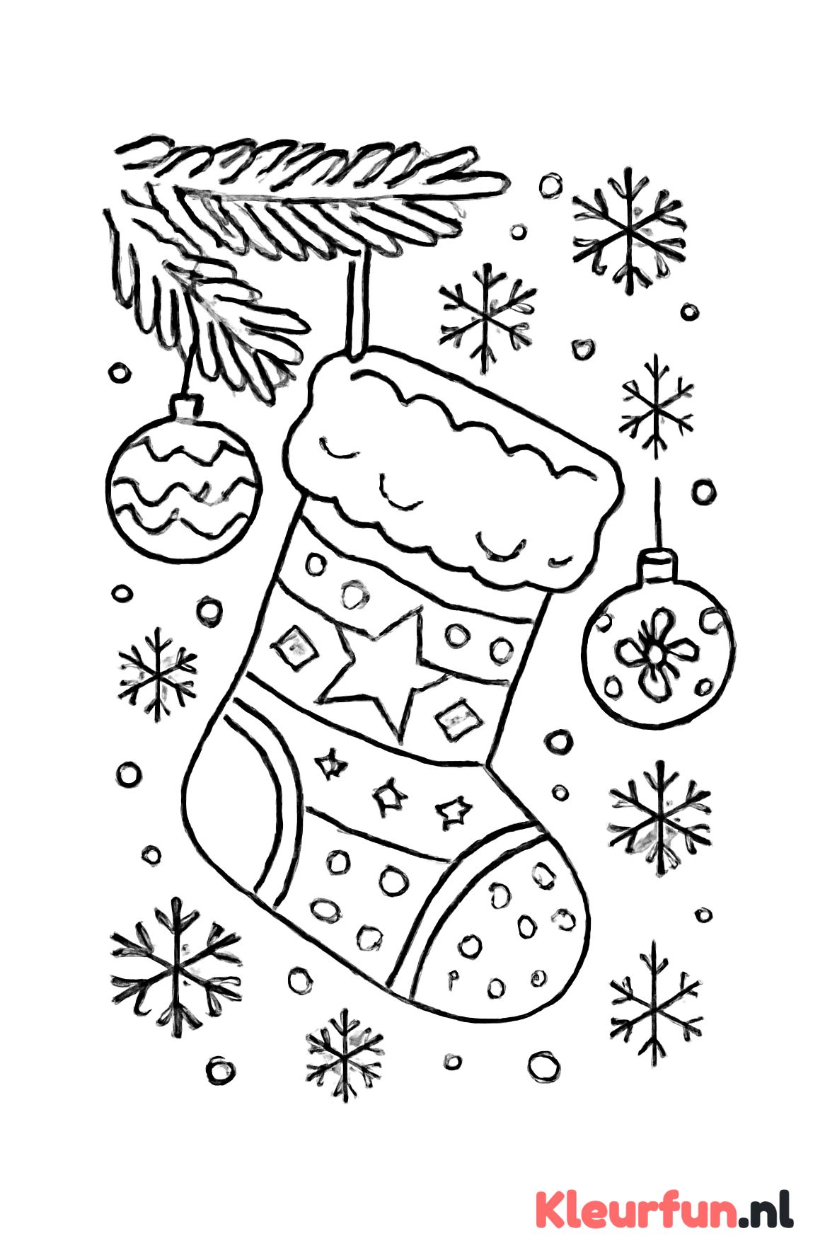 Kerstsok aan de kerstboom met sneeuwvlokken