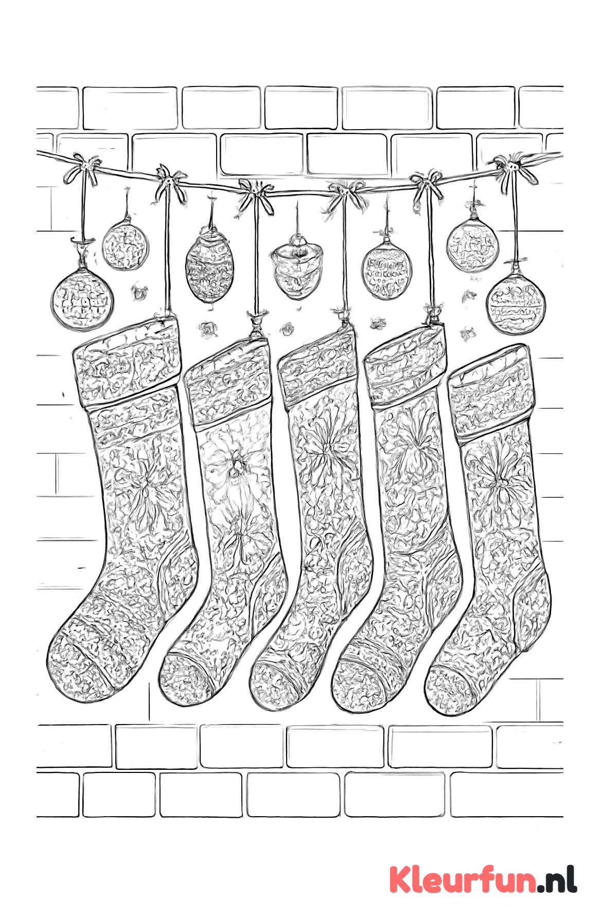 Rij van kerstsokken aan muur