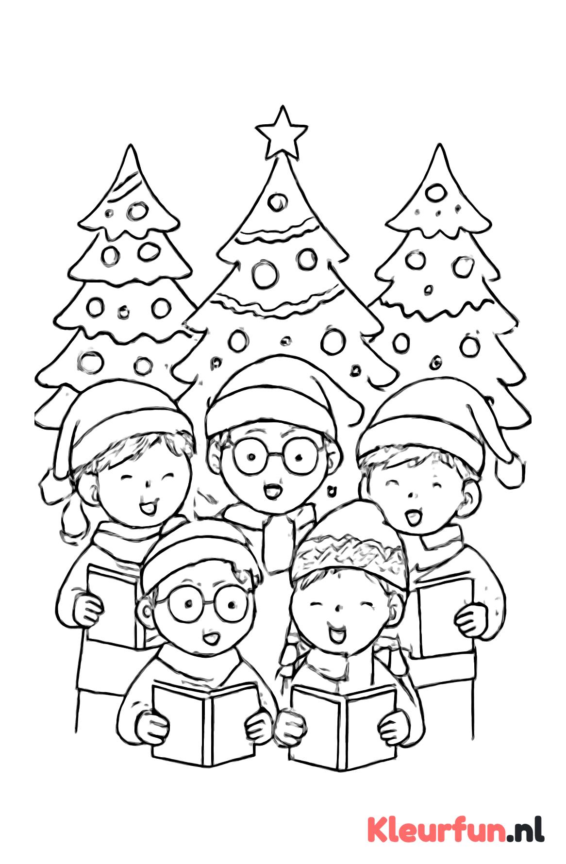 Kinderen met kerstmutsen bij kerstbomen