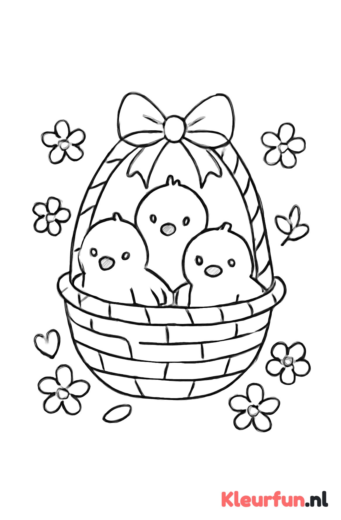 Paaskuikentjes in een mand met bloemen