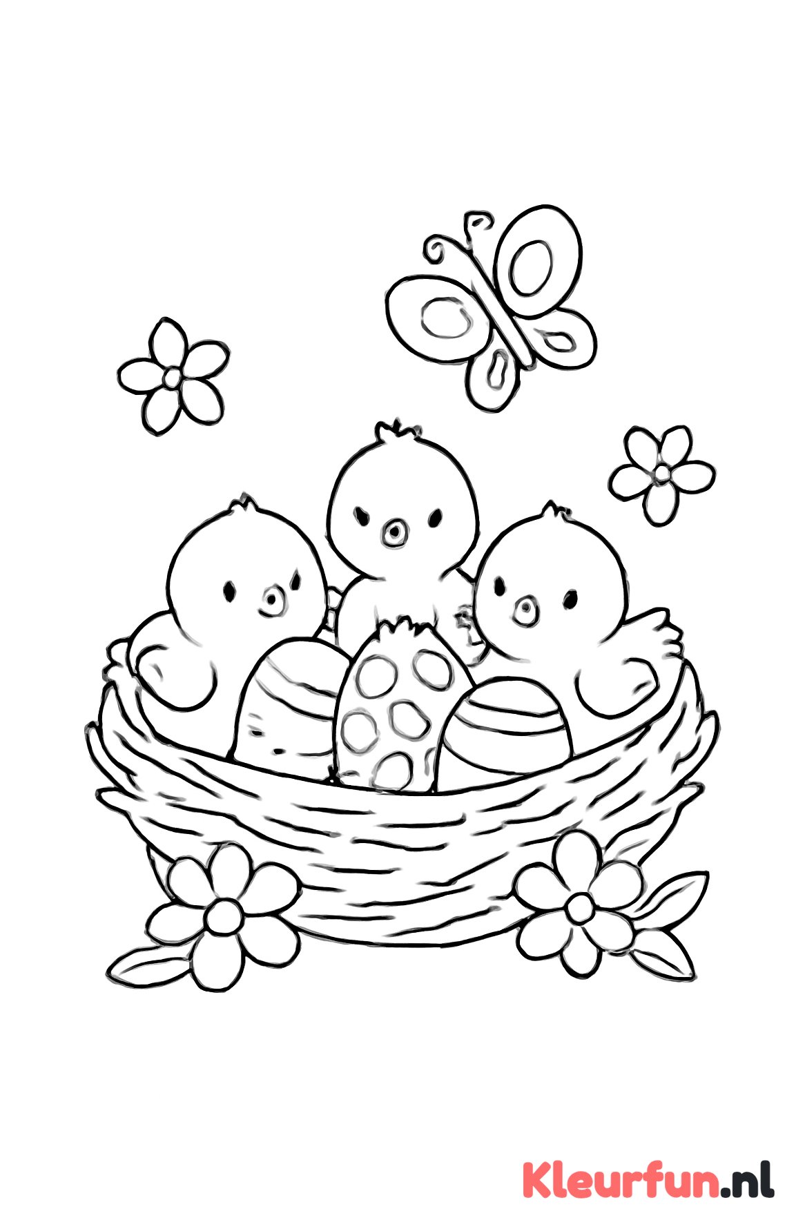 Nest met kuikentjes en vlinder