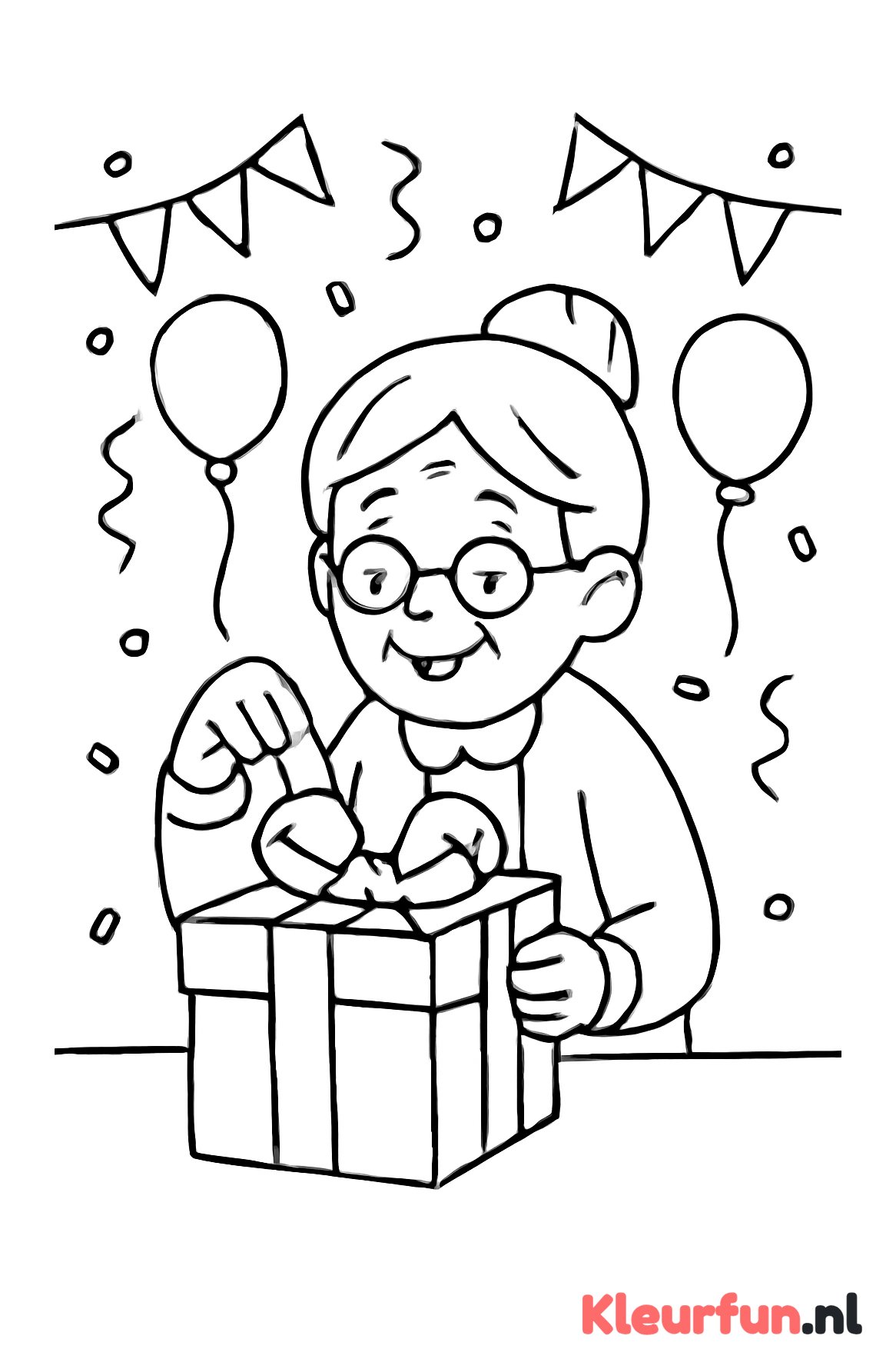 Oma pakt cadeautje uit op haar verjaardag