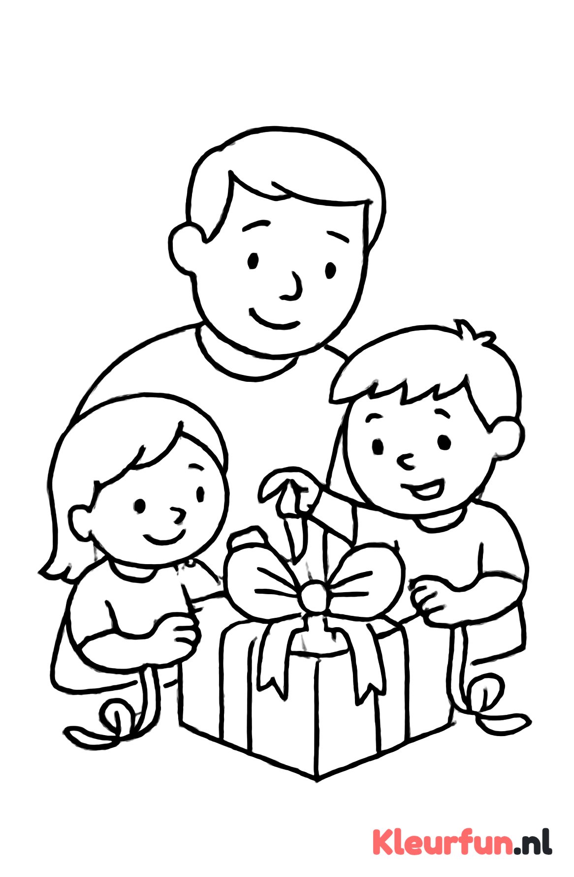 Papa en kinderen versieren cadeau
