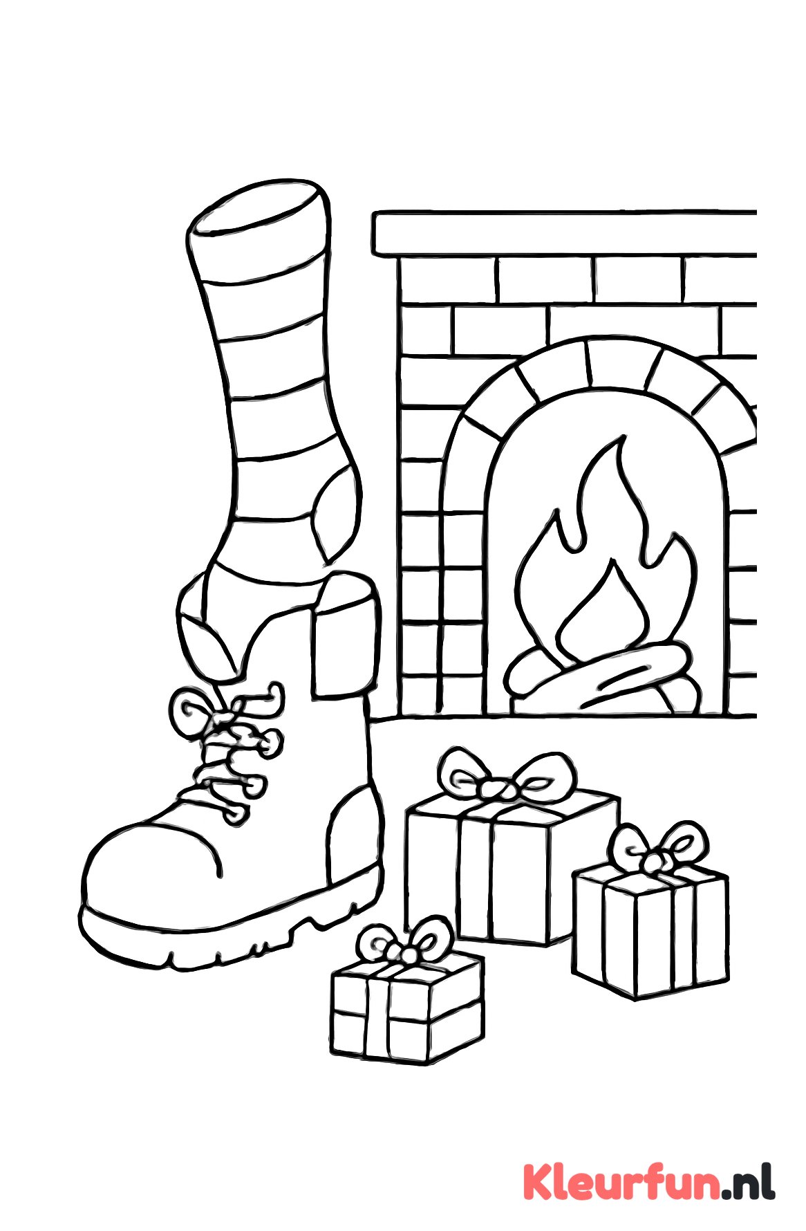 Schoen bij haard met cadeautjes