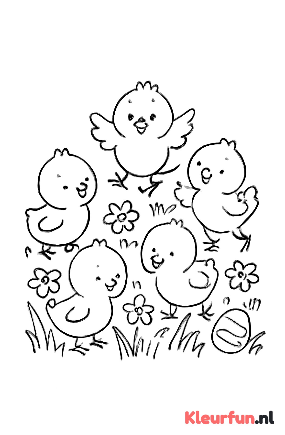 Speelse paaskuikentjes in het gras
