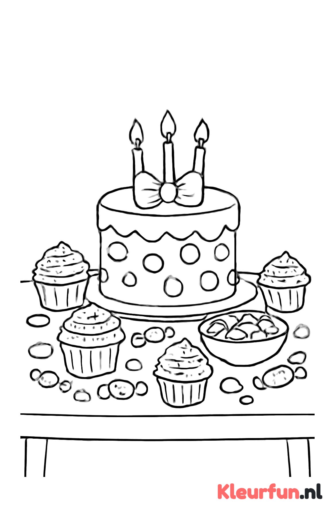 Tafel met cupcakes en taart