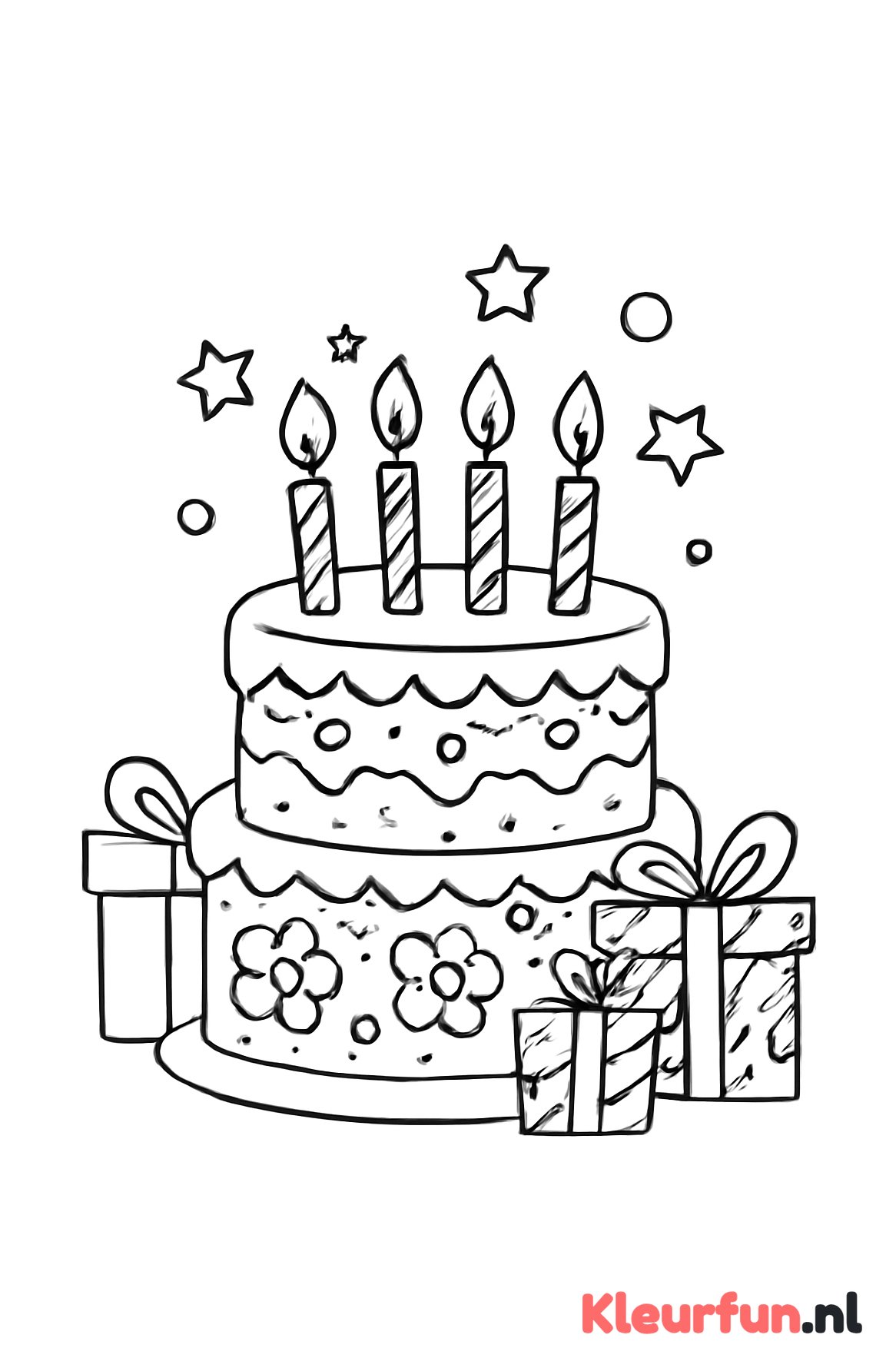 Versierde verjaardagscake met kaarsjes en cadeautjes