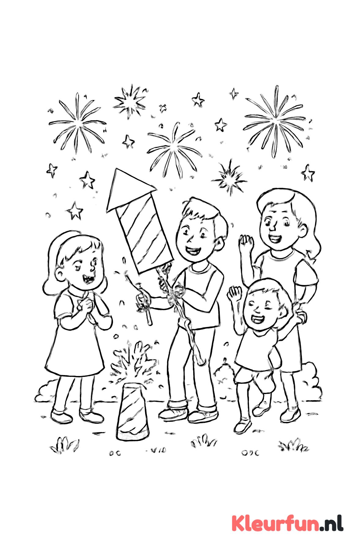 Gezin met vuurwerk in de tuin