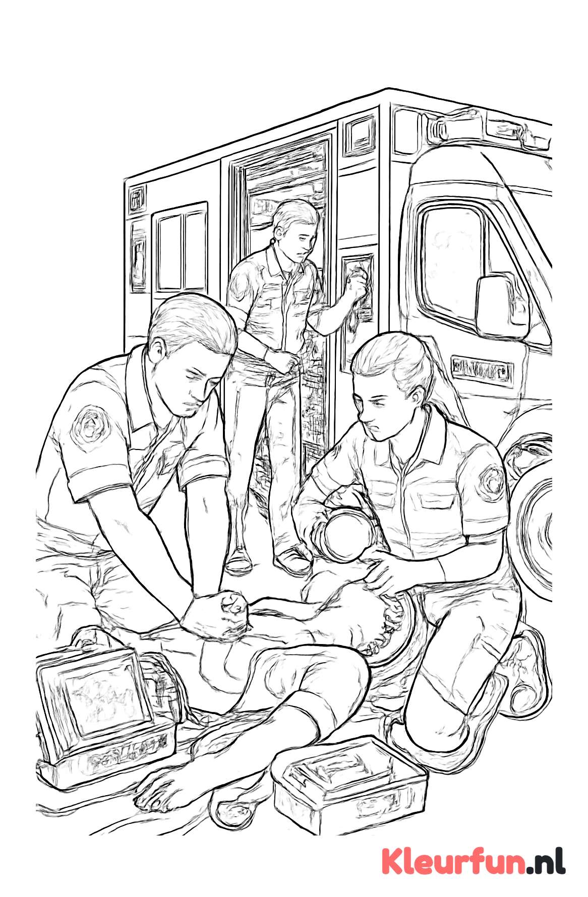 Ambulance team voert reanimatie uit