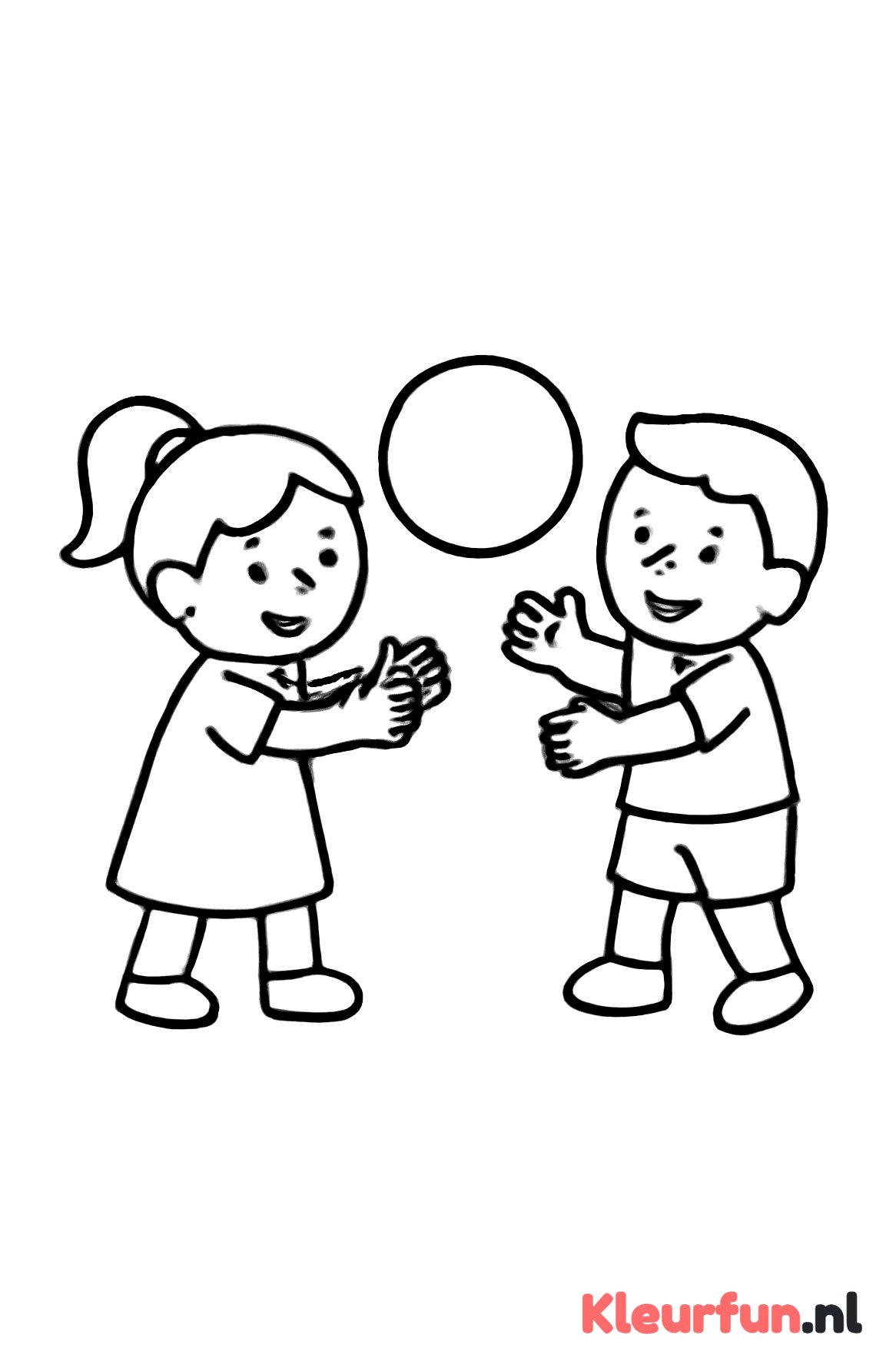 Kinderen spelen balspel