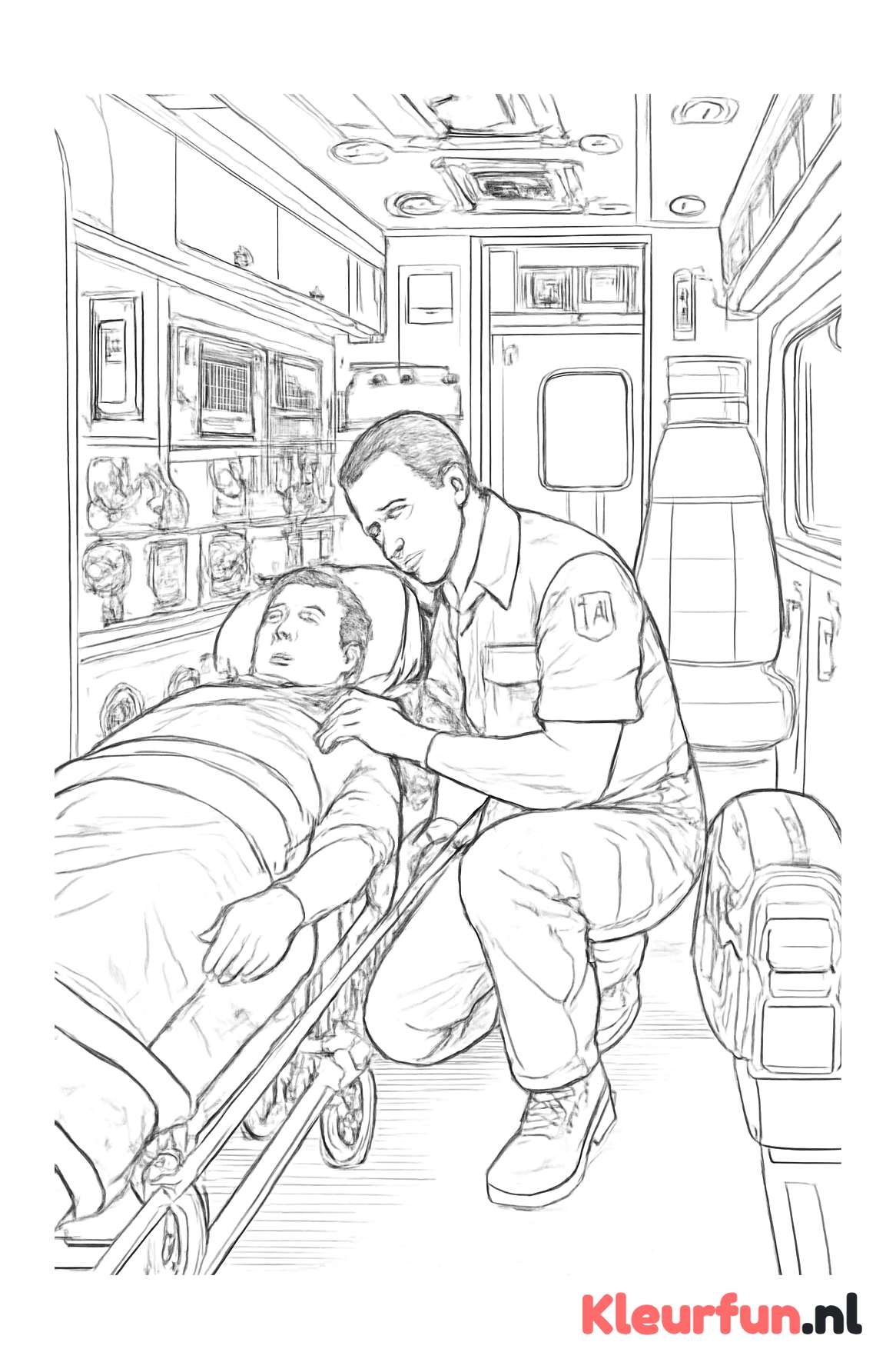 Binnenkant ambulance met paramedicus