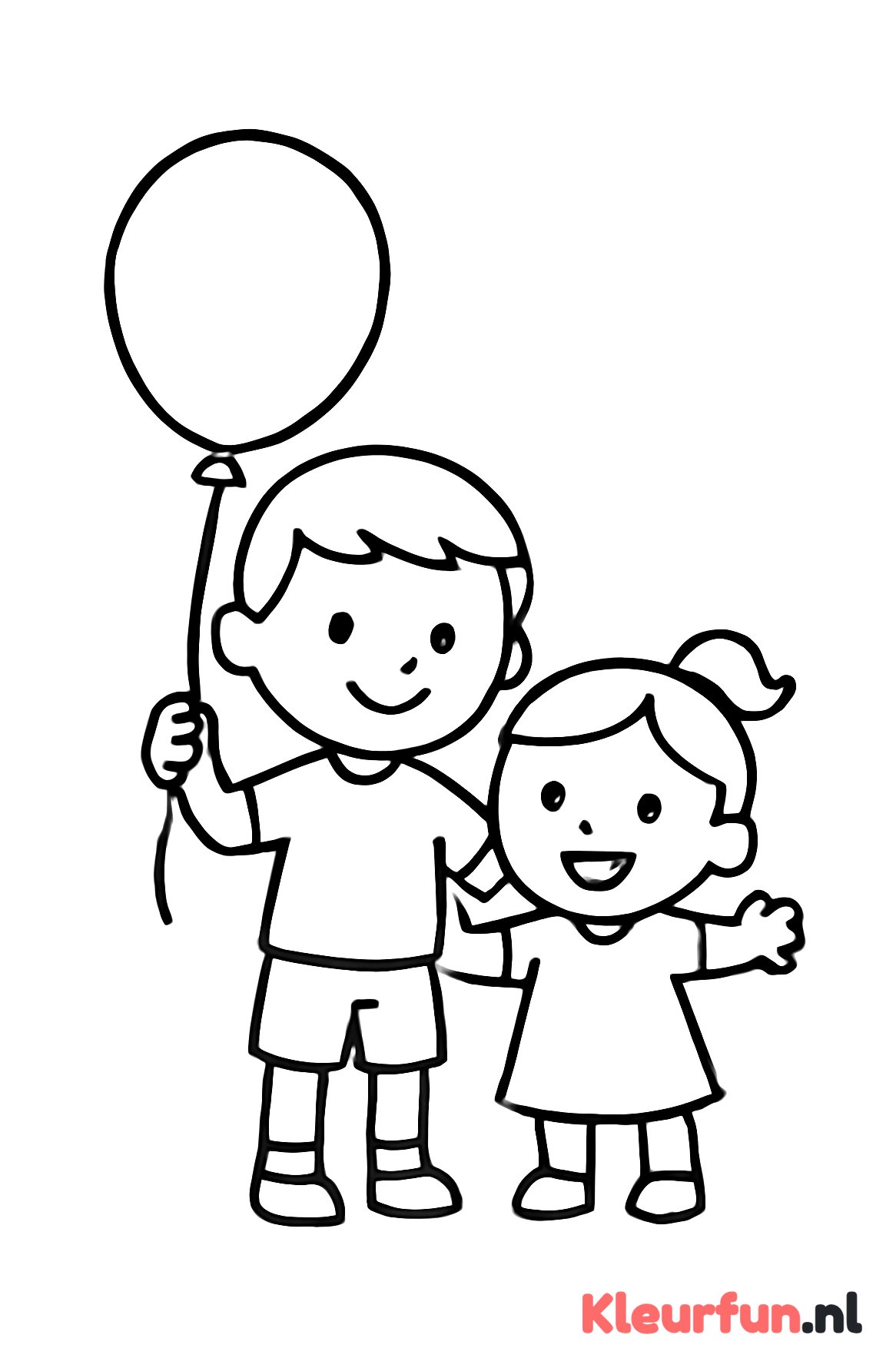 Broer met ballon en lachend zusje