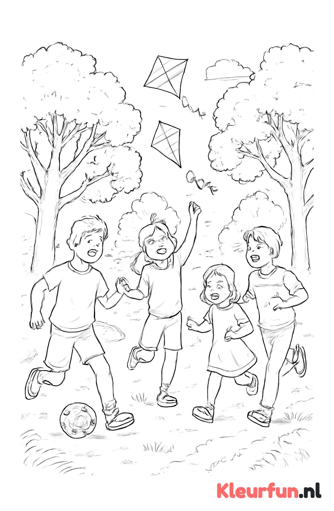 Kinderen spelen buiten in het park
