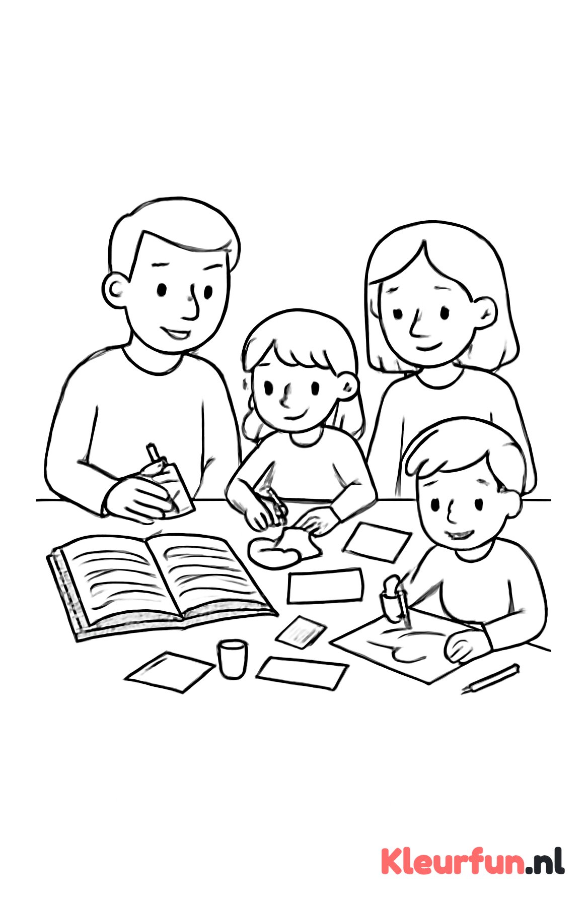 Familie knutselt gezellig