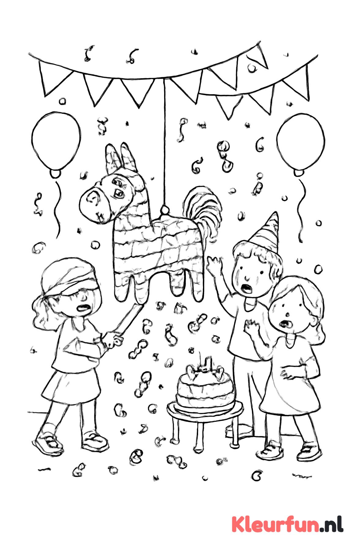 Kinderen slaan piñata op feestje