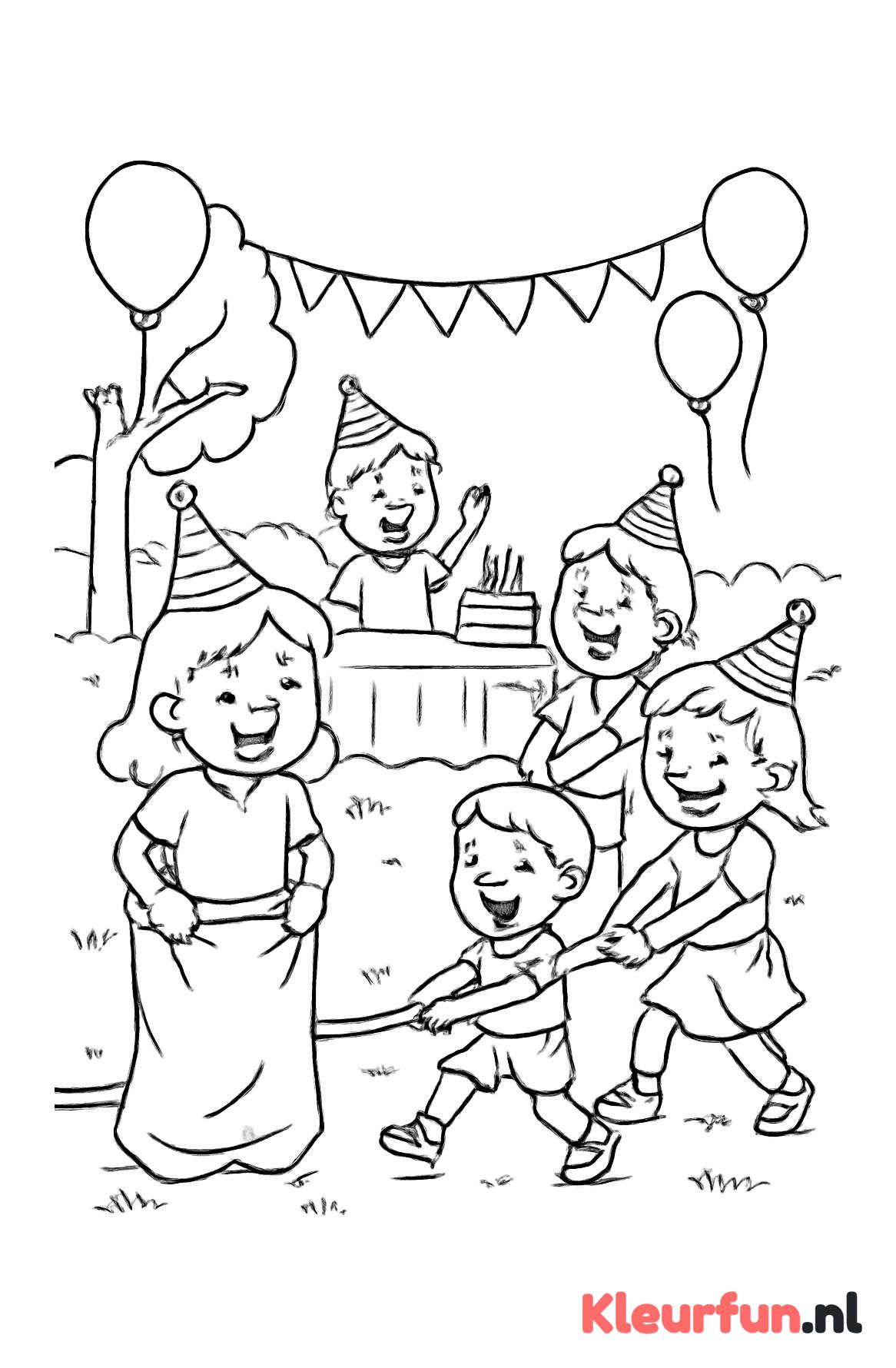 Kinderen spelen spelletjes op feestje