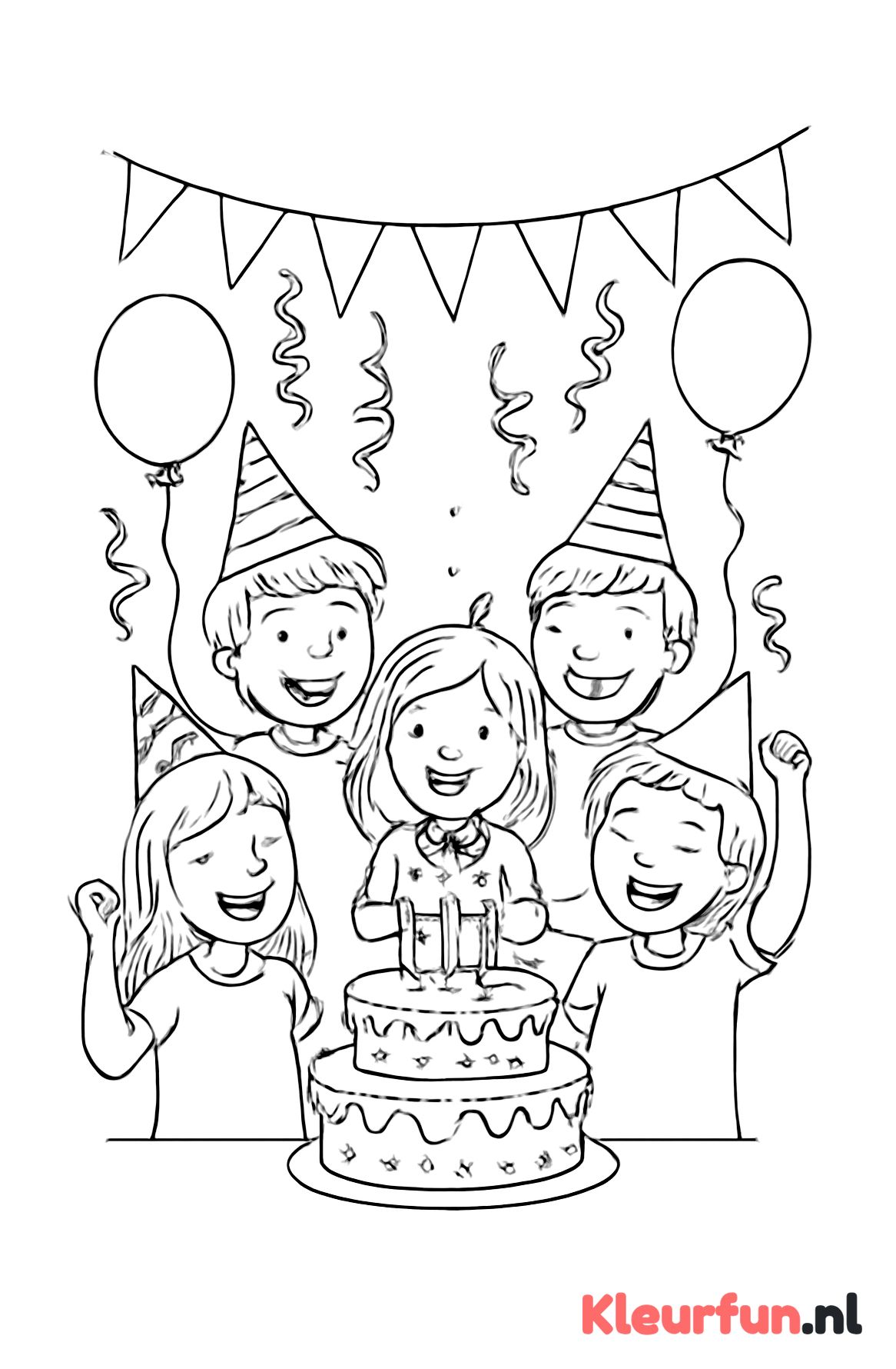 Kinderen vieren verjaardag met ballonnen en taart