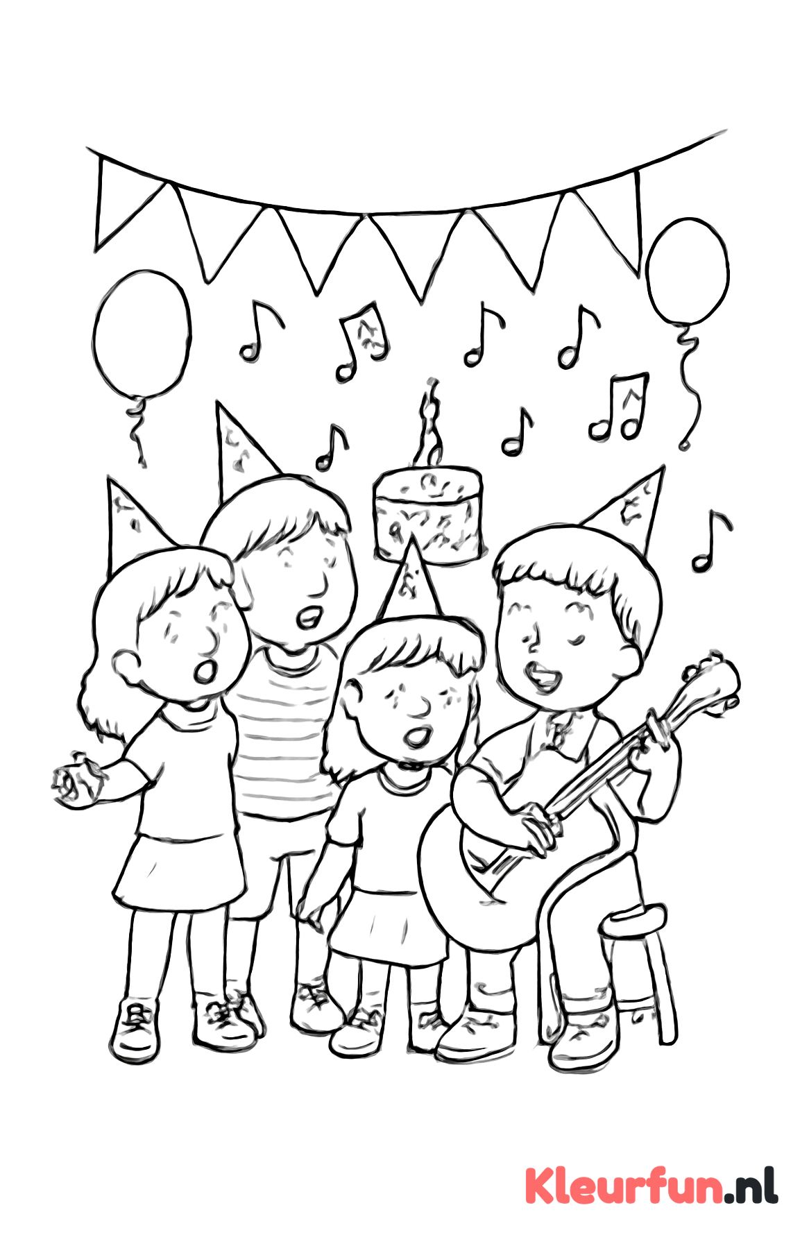 Kinderen zingen en spelen gitaar op feestje