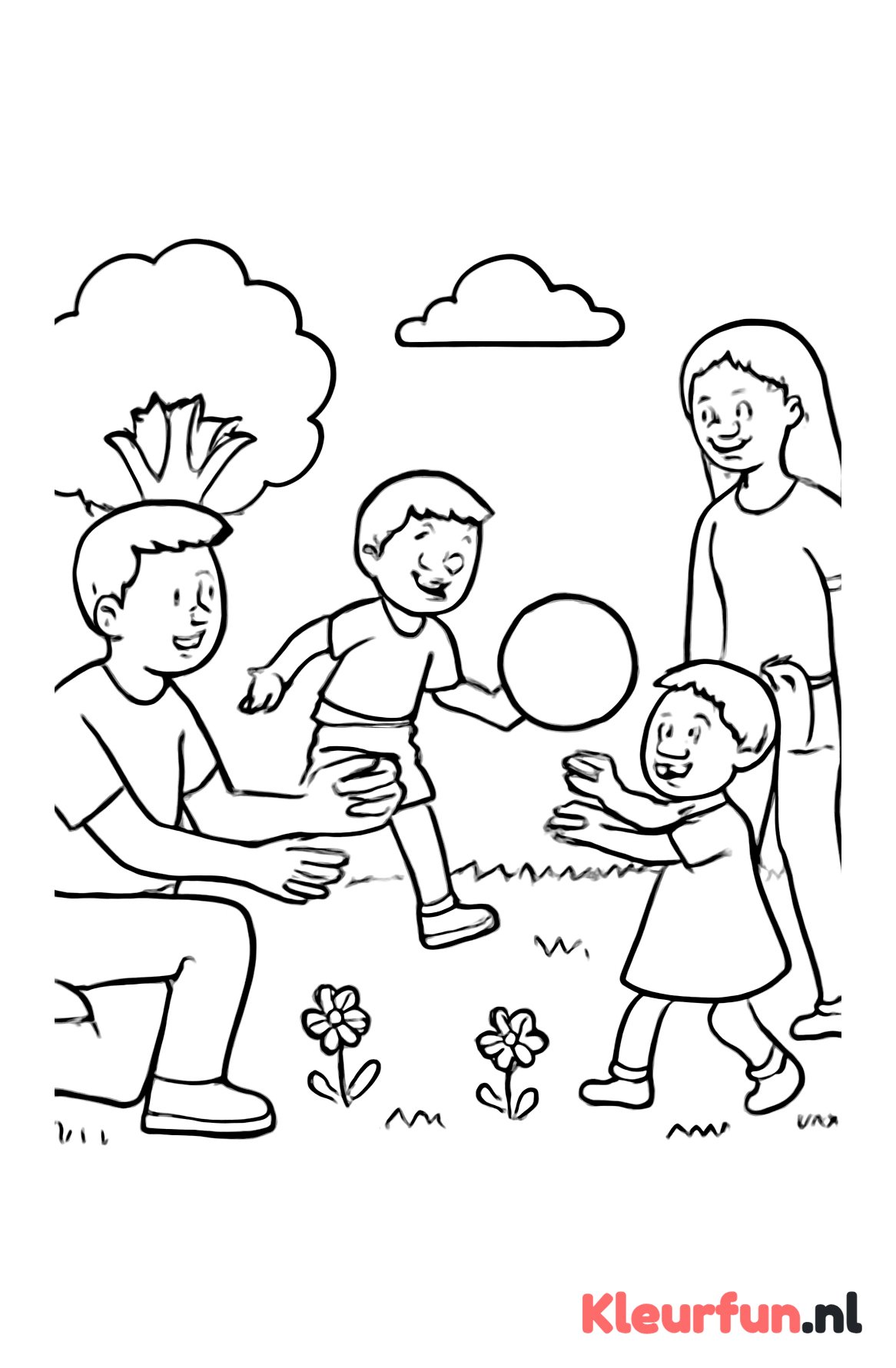 Gezin speelt samen in de tuin