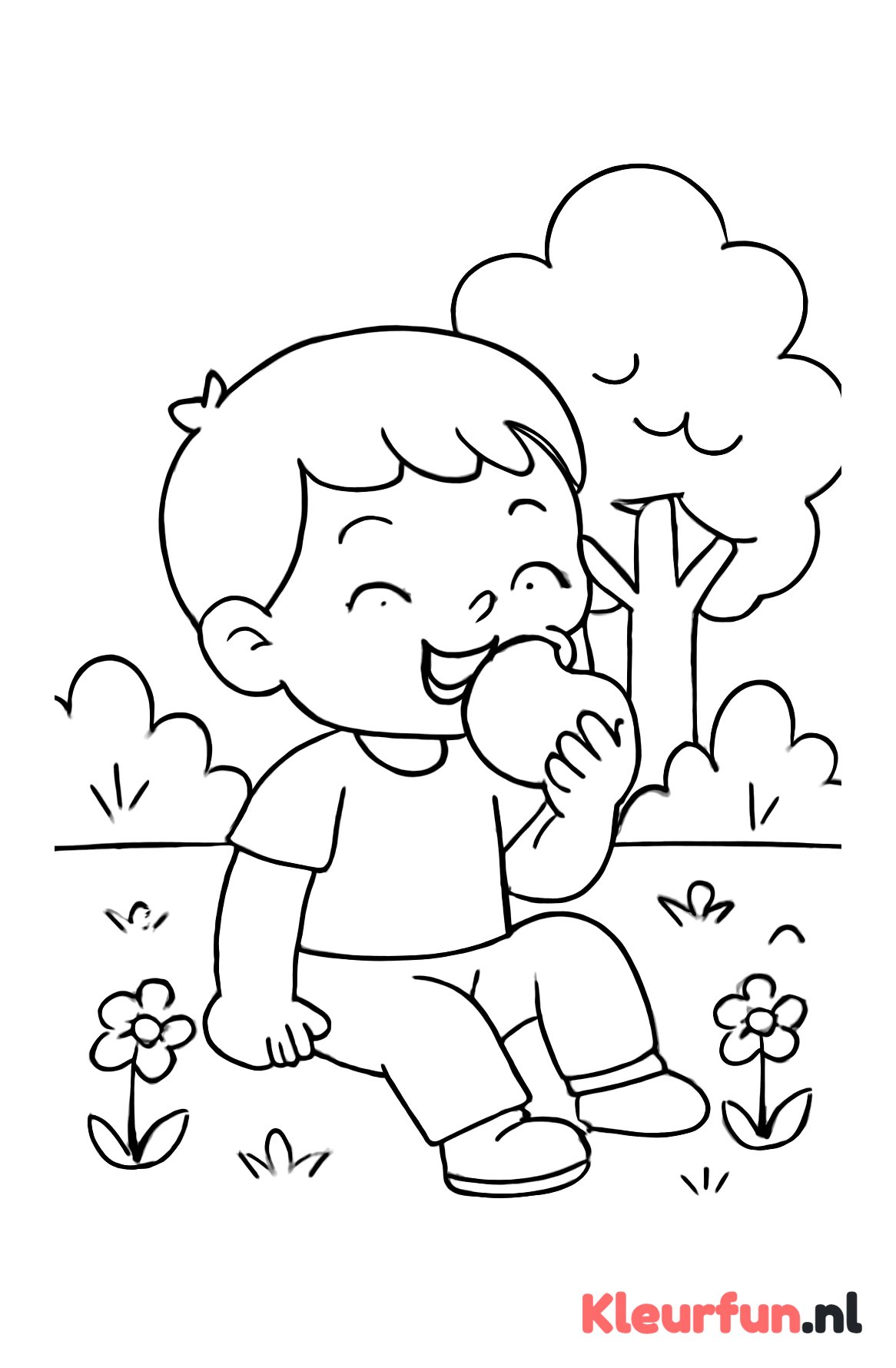 Kind eet een appel in de tuin