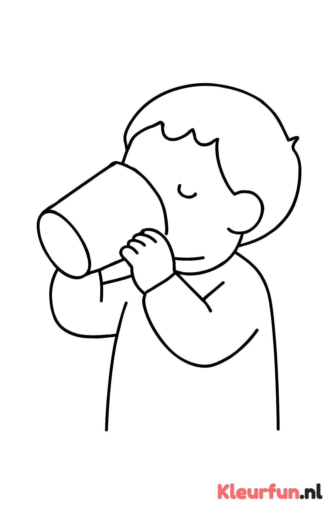 Kind drinkt uit beker