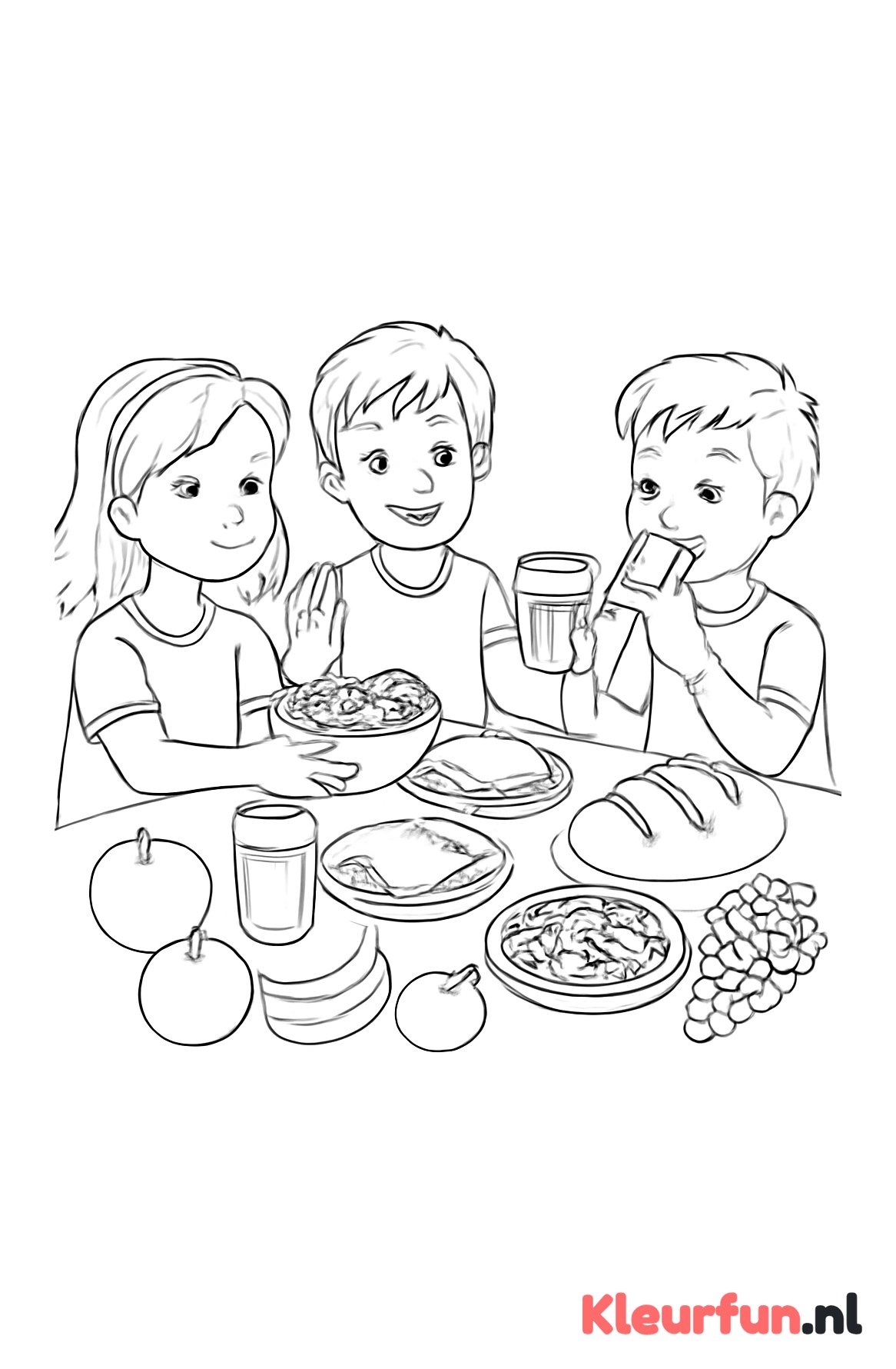 Kinderen aan tafel met eten en drinken