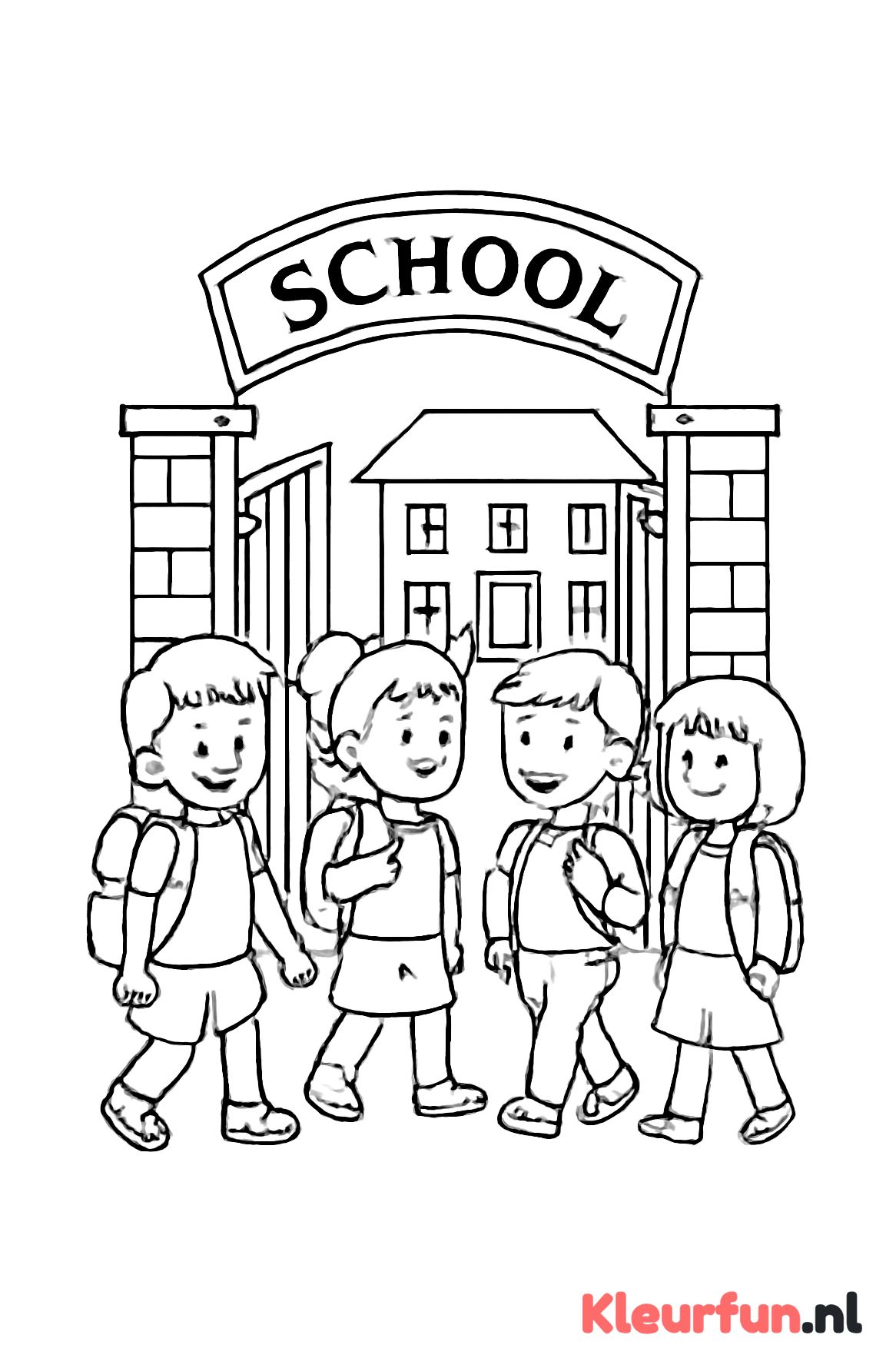 Kinderen bij de schoolpoort aan het begin van het schooljaar
