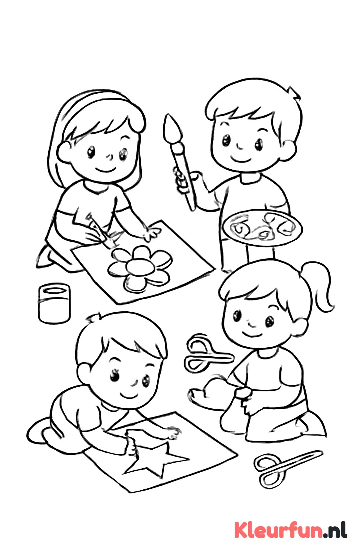 Kinderen doen creatieve knutsels