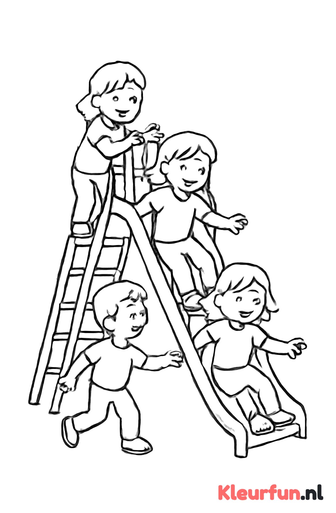 Kinderen op de glijbaan in de speeltuin