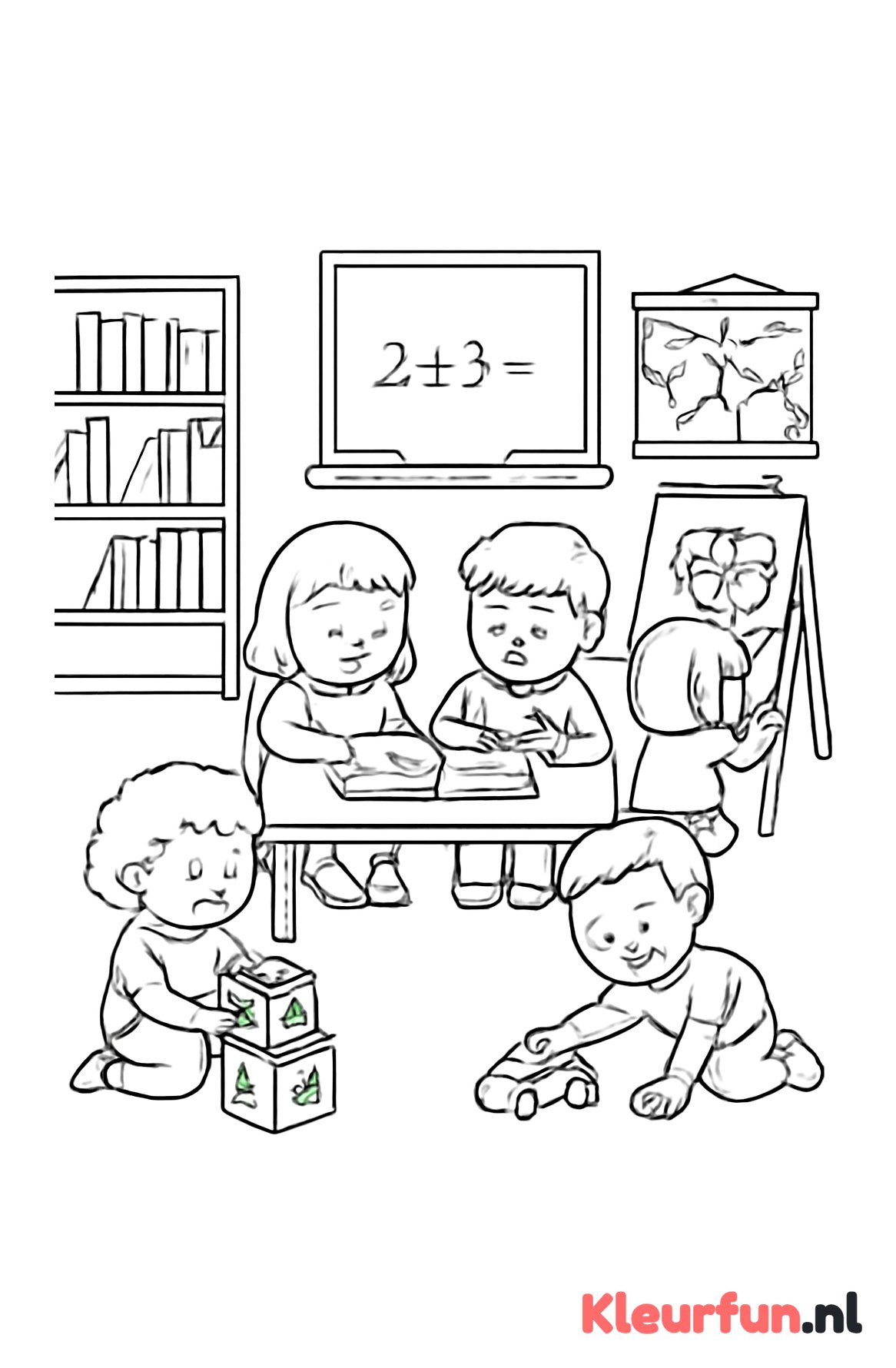 Kinderen in klaslokaal spelen en leren