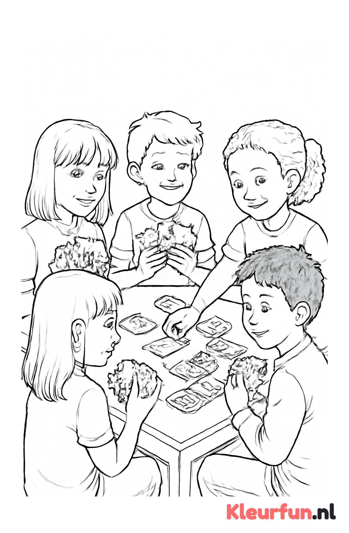 Kinderen spelen kaartspel aan tafel