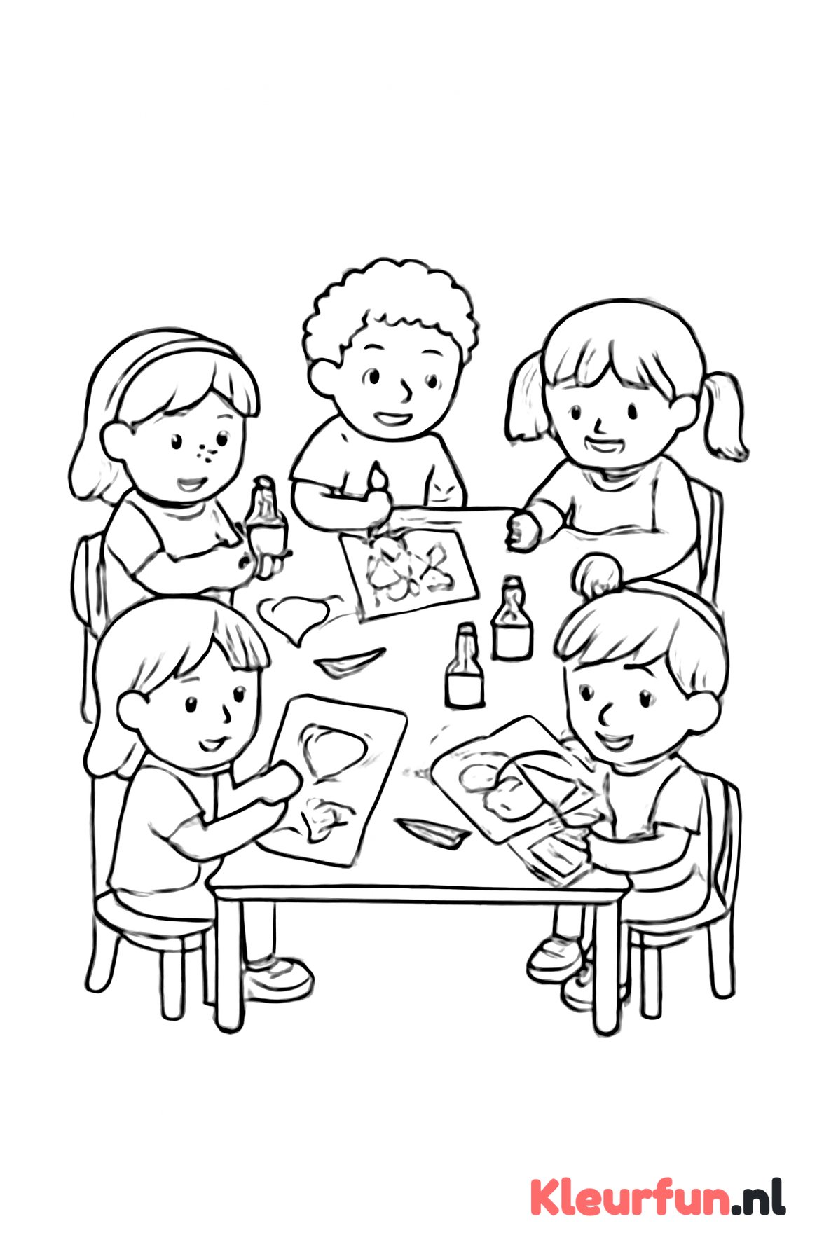 Kinderen knutselen en tekenen