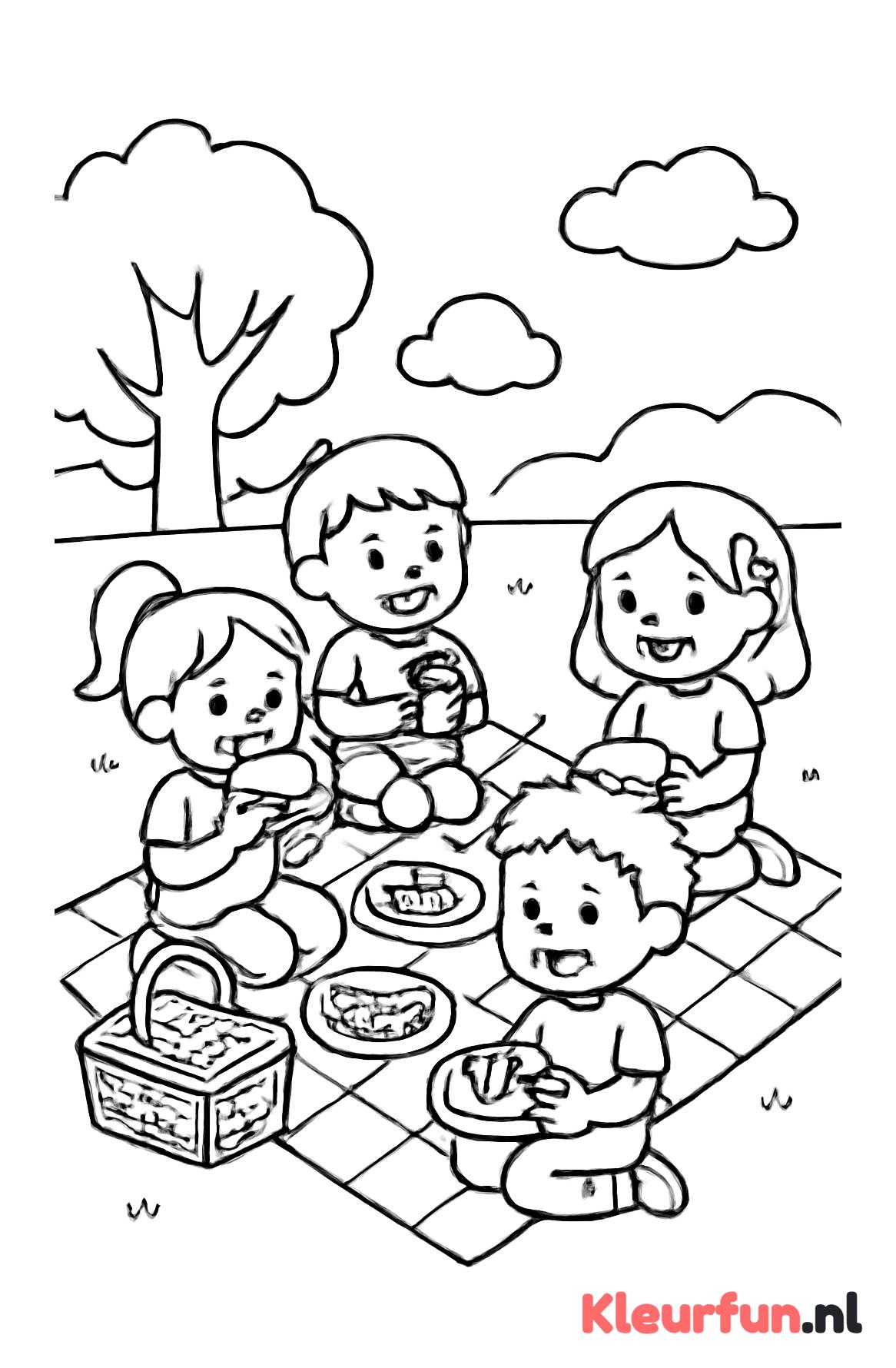 Kinderen picknicken buiten in het park