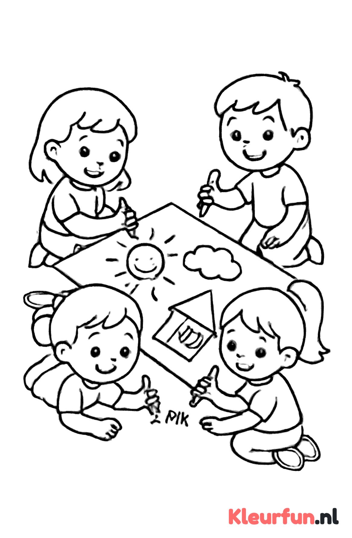 Kinderen maken samen een tekening