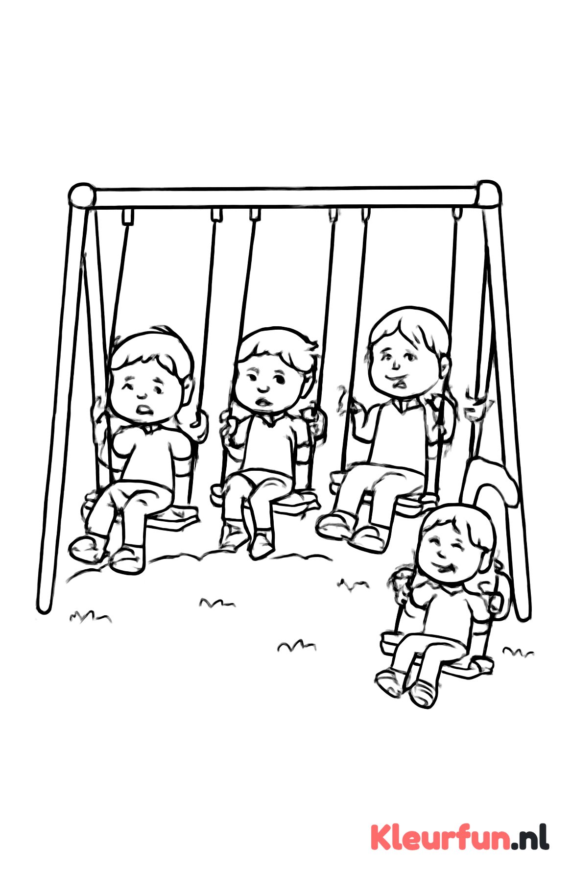 Kinderen op schommels in de speeltuin