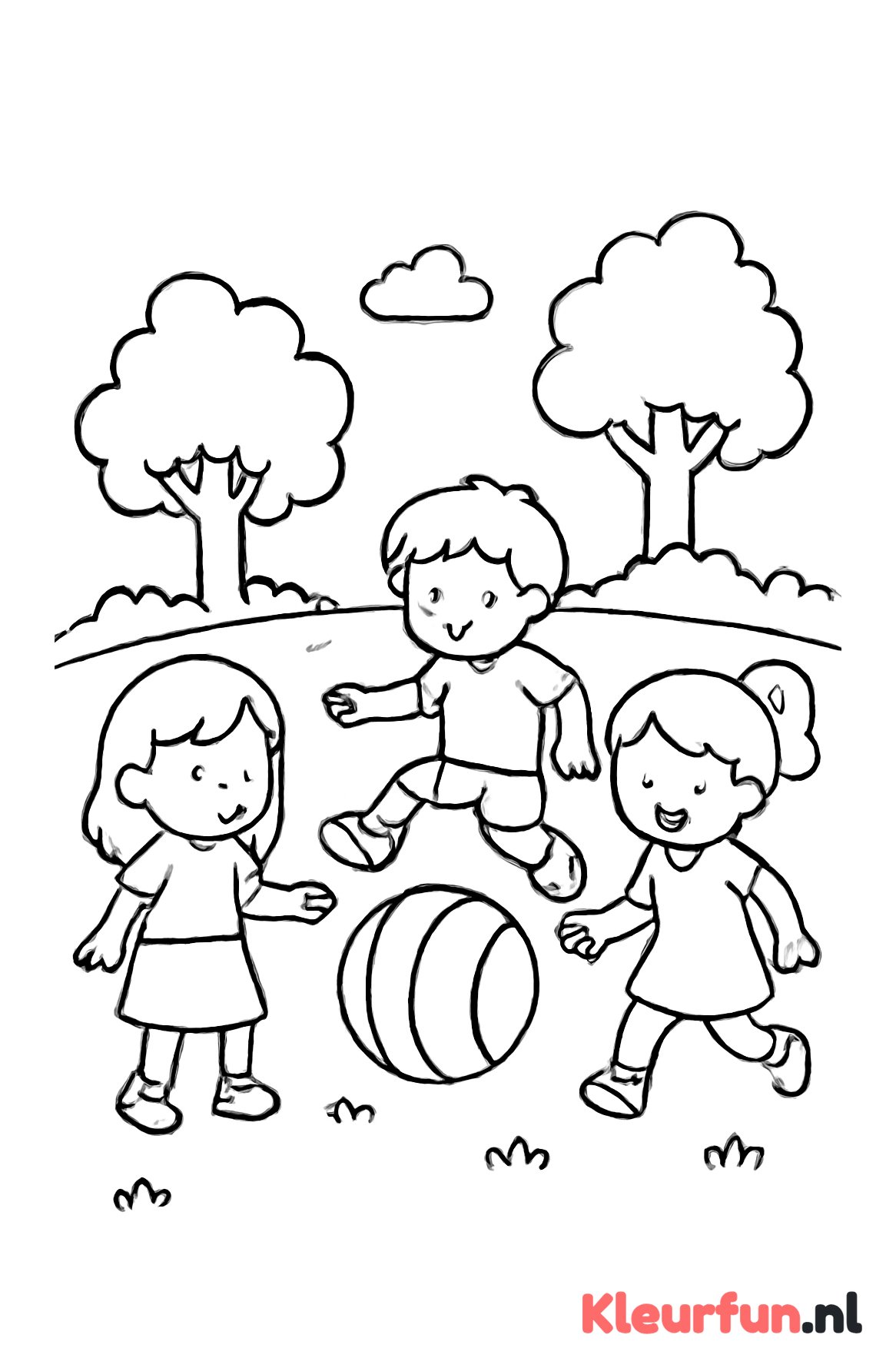 Kinderen spelen met bal buiten