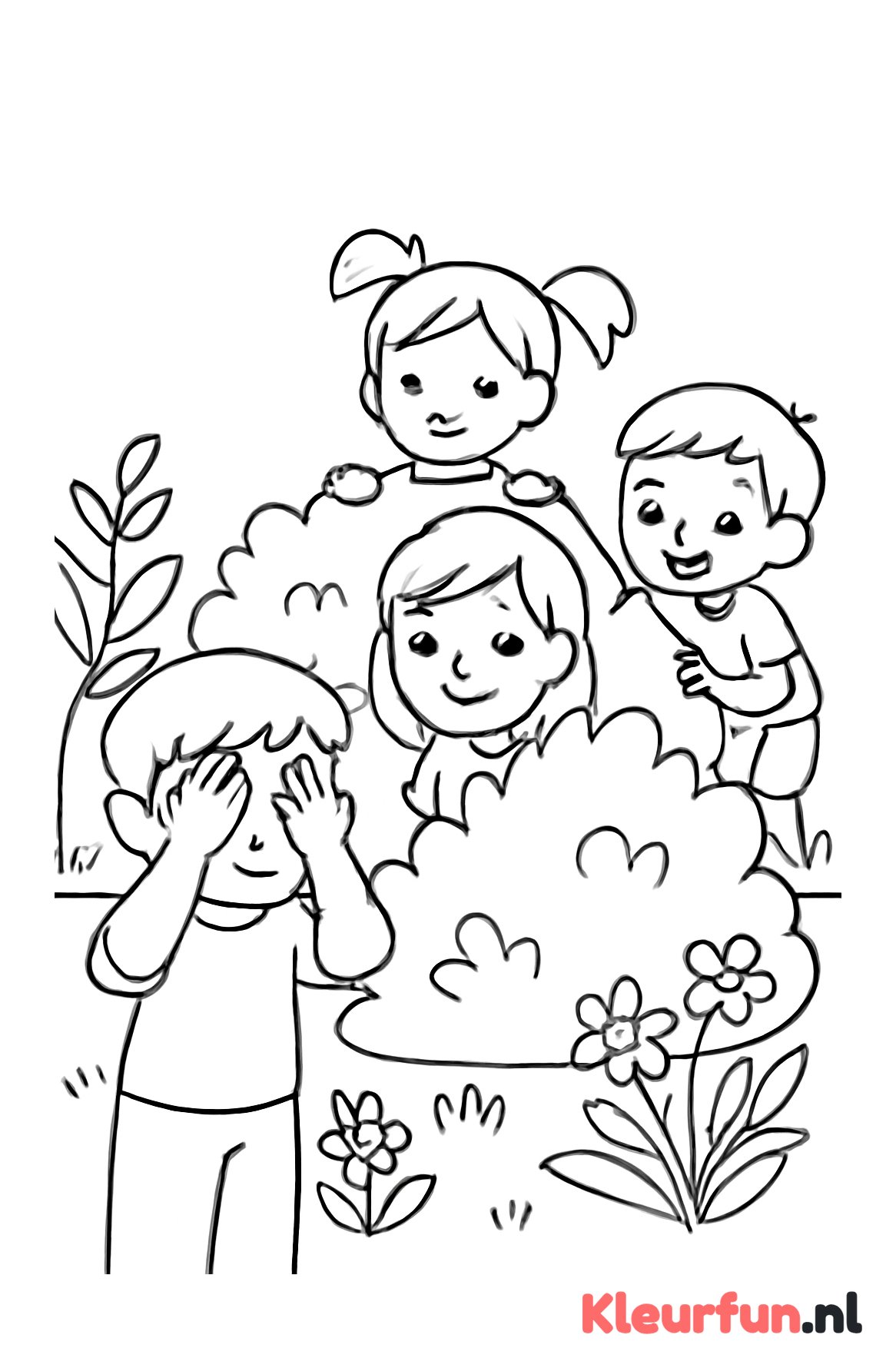 Kinderen spelen verstoppertje in de tuin